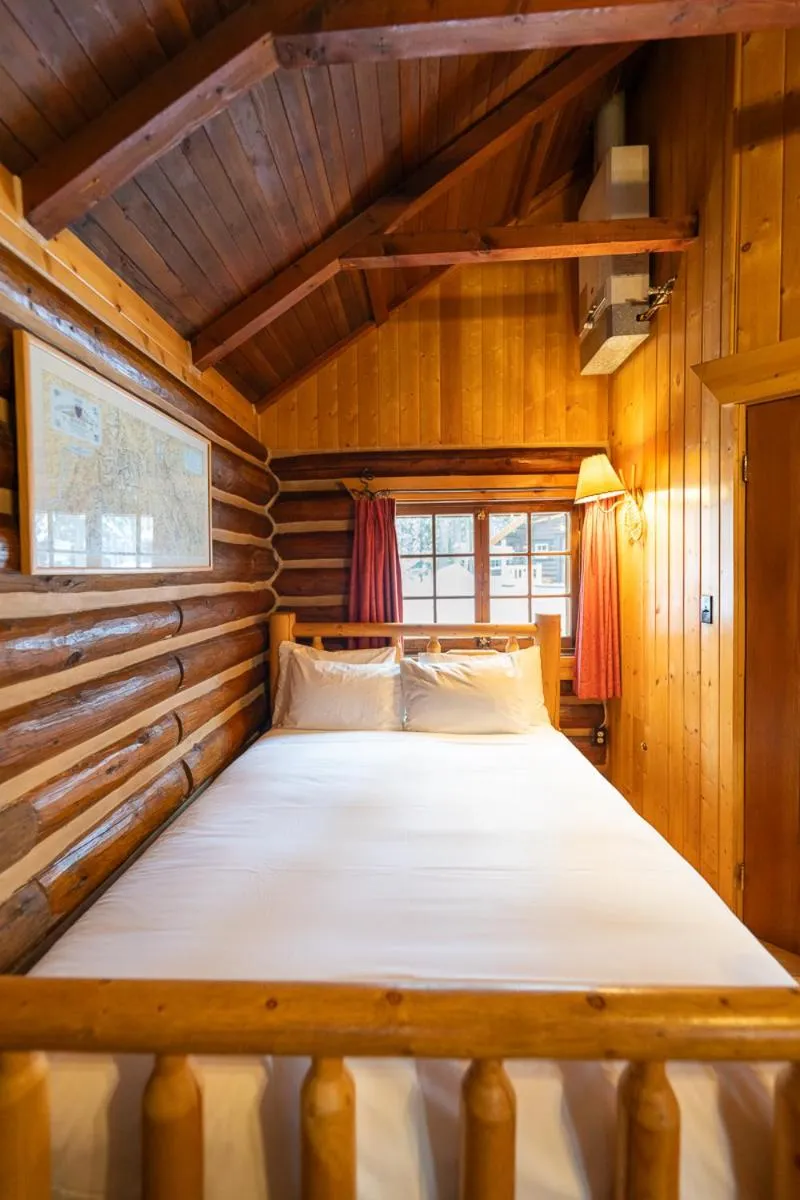 Bed in Storm Mountain Lodge & Cabins