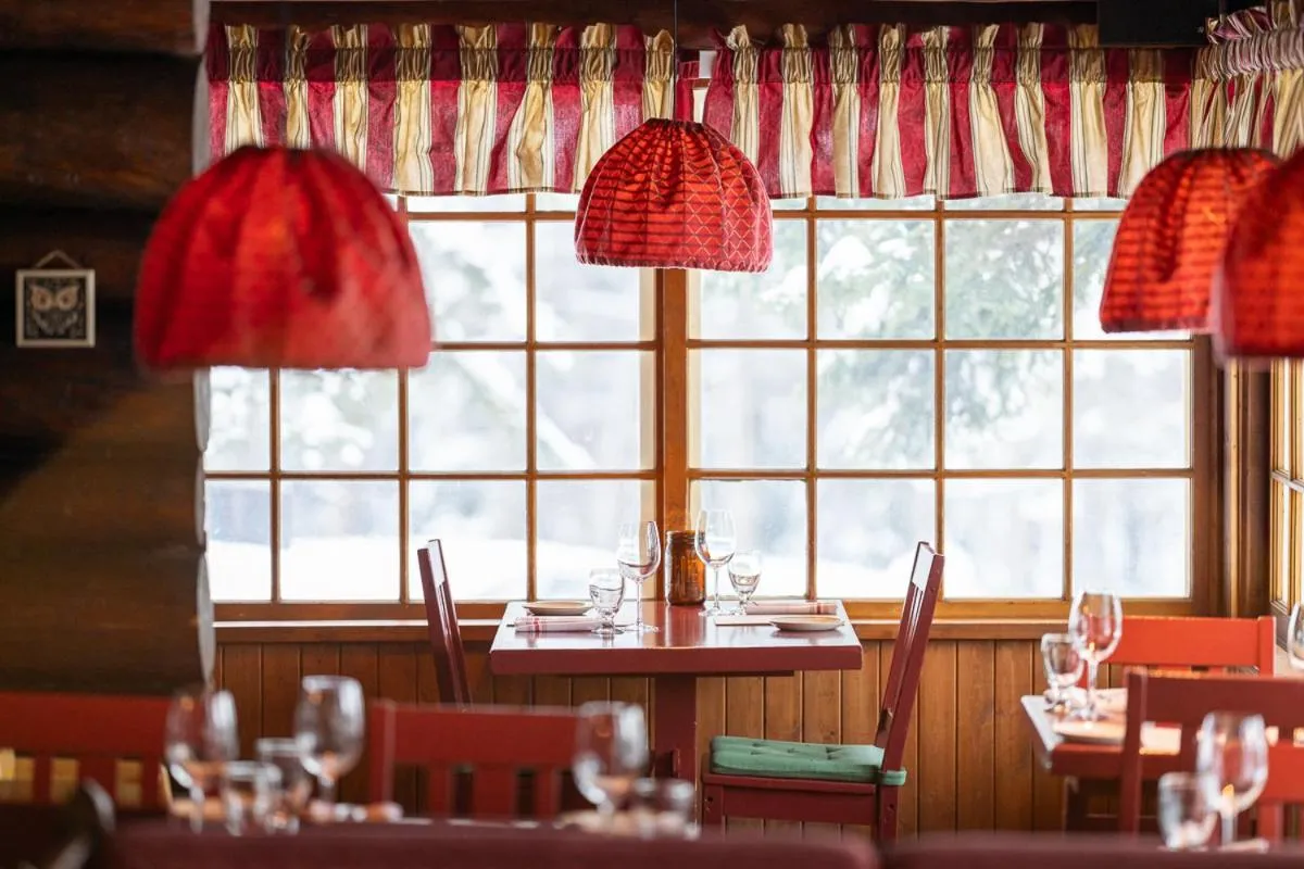 Restaurant/places to eat in Storm Mountain Lodge & Cabins