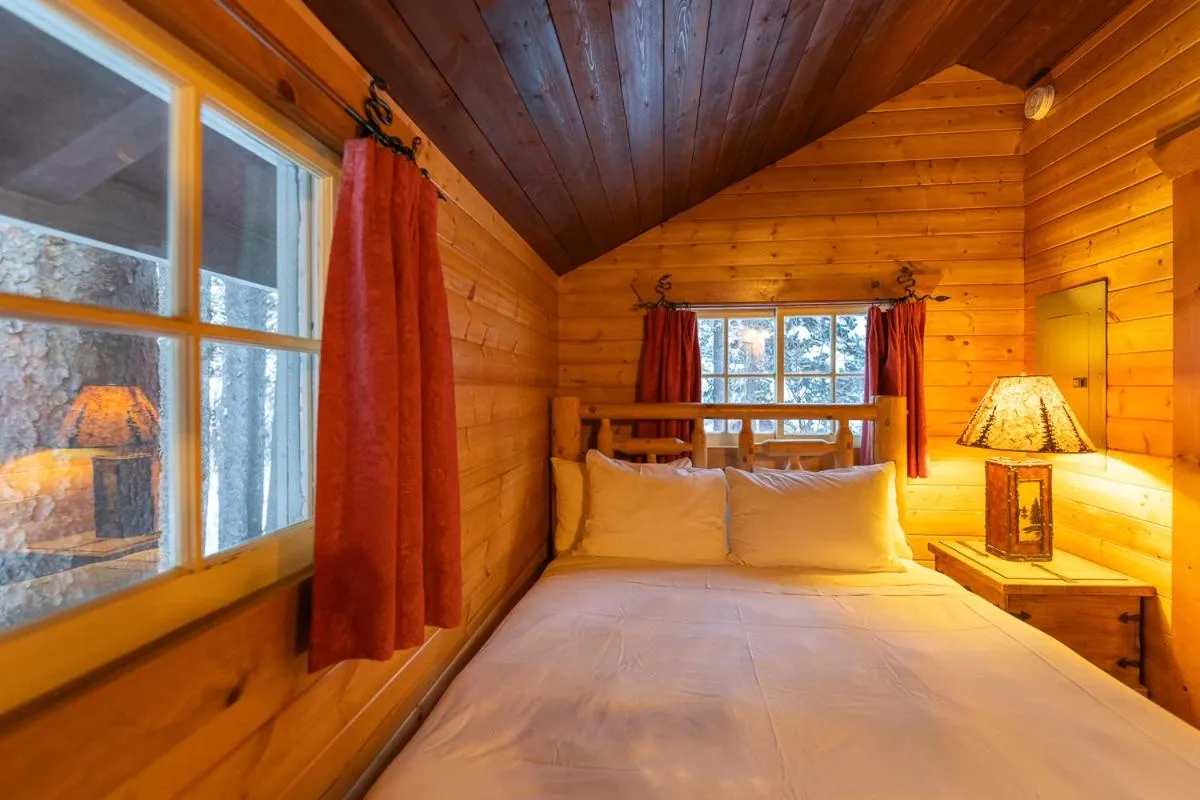 Bed in Storm Mountain Lodge & Cabins