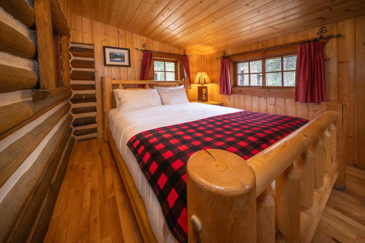 Bed in Storm Mountain Lodge & Cabins