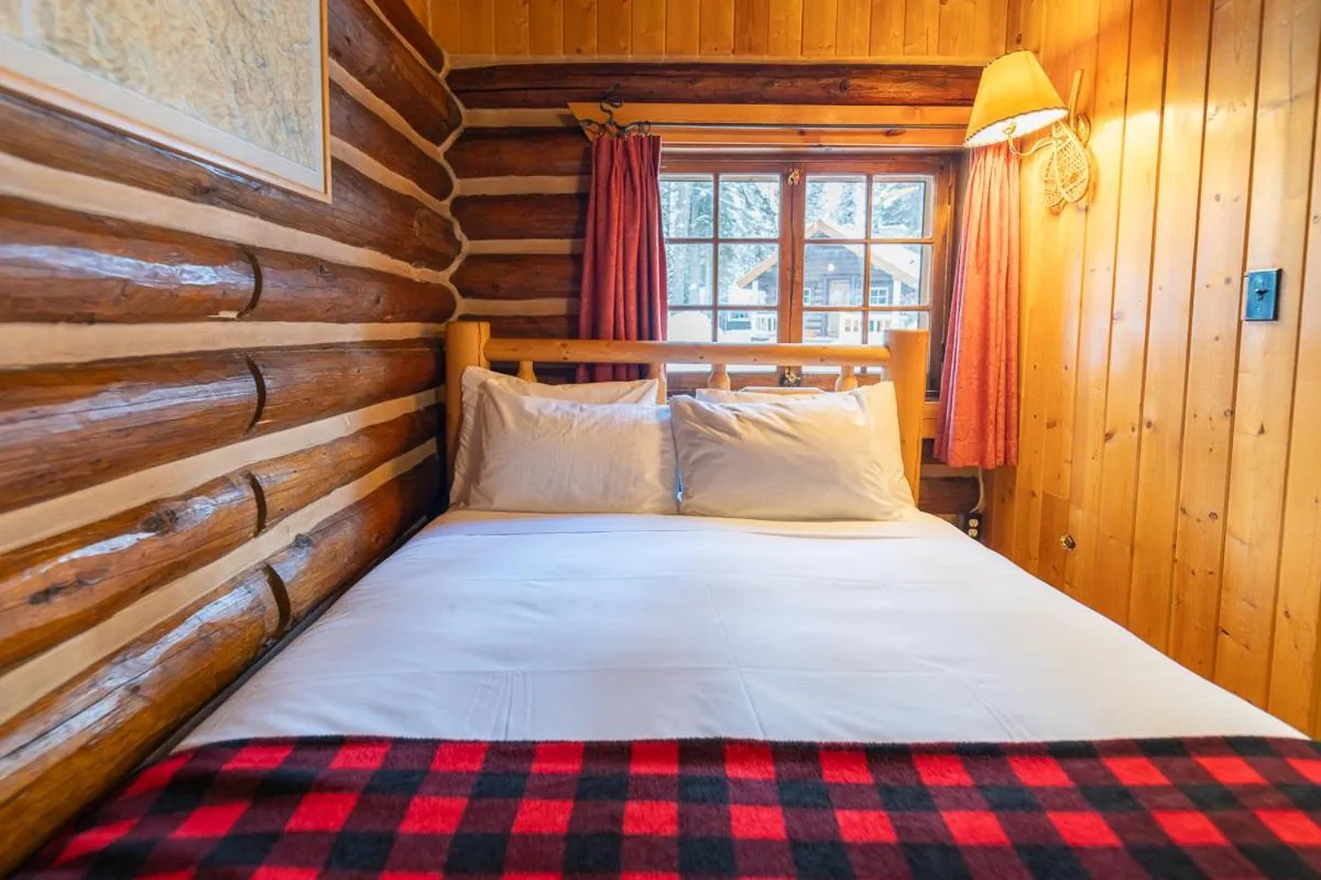 Bed in Storm Mountain Lodge & Cabins