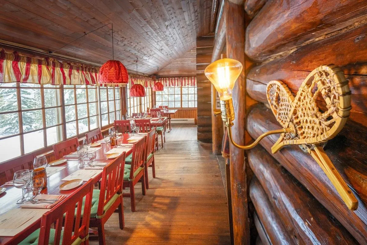 Restaurant/places to eat in Storm Mountain Lodge & Cabins