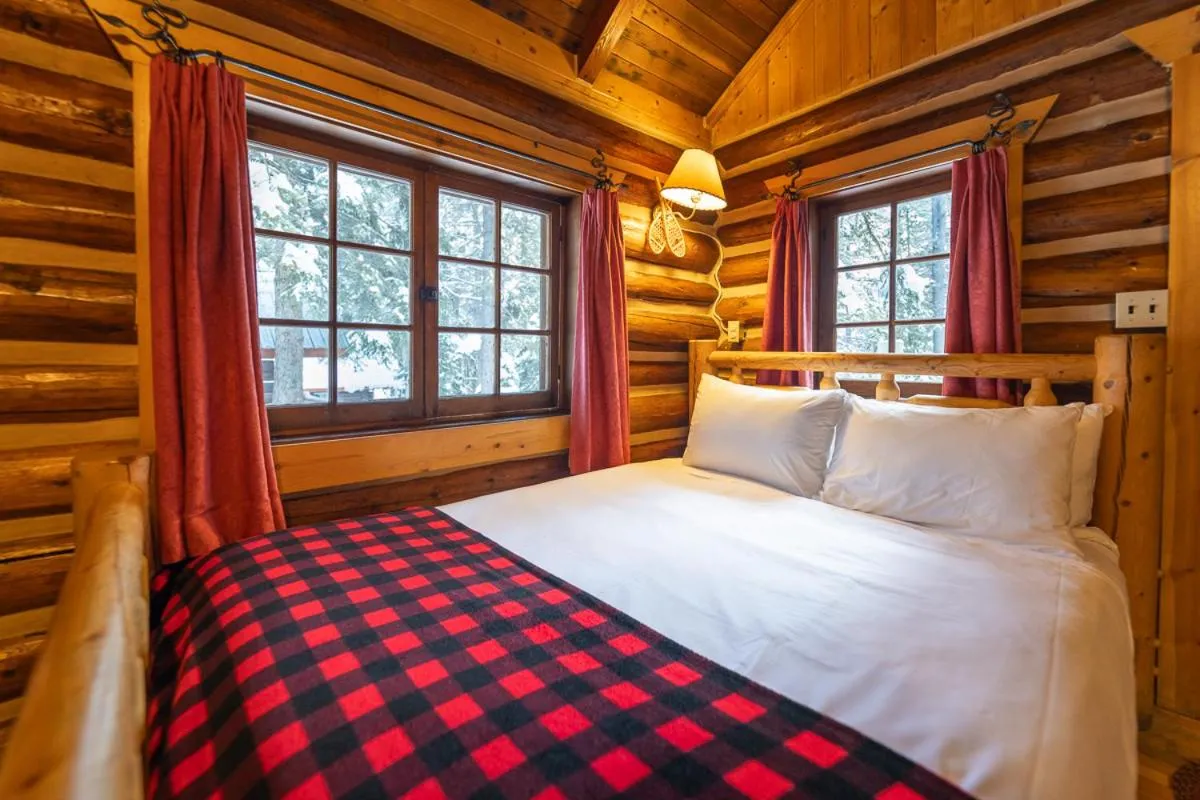Bed in Storm Mountain Lodge & Cabins