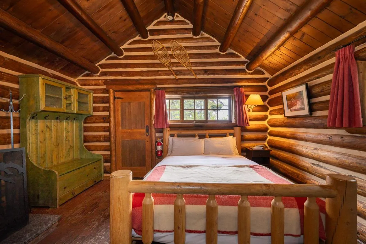 Bed in Storm Mountain Lodge & Cabins