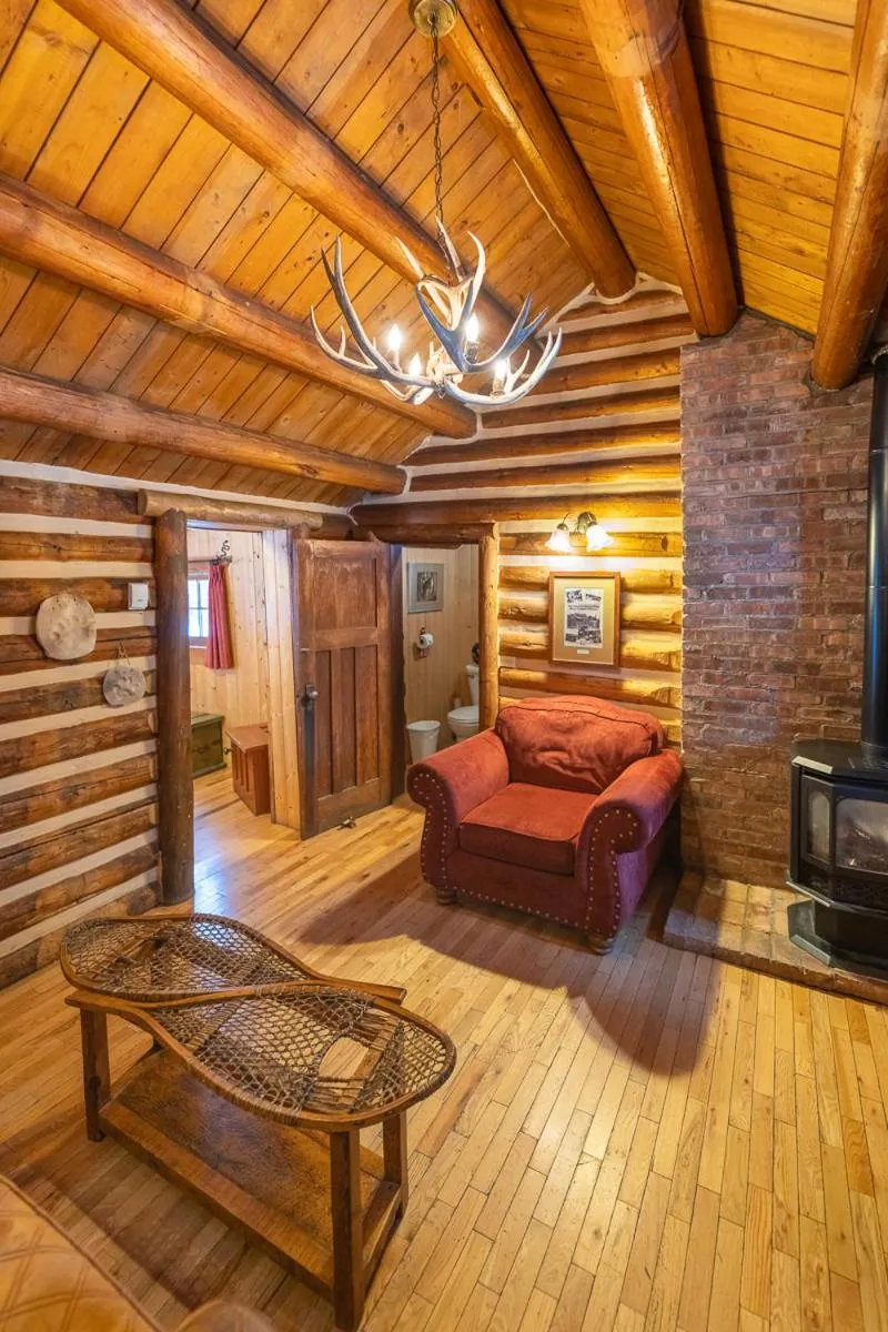 Living room in Storm Mountain Lodge & Cabins