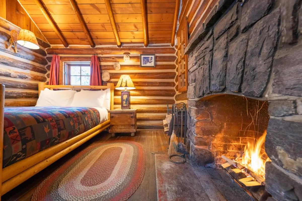 Bed in Storm Mountain Lodge & Cabins