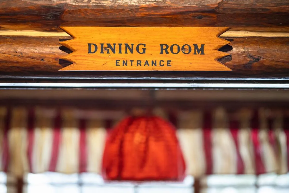 Restaurant/places to eat in Storm Mountain Lodge & Cabins