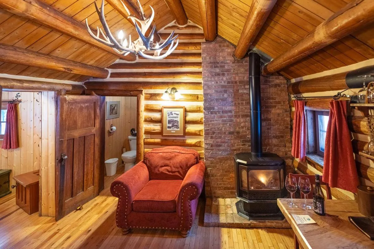 Living room in Storm Mountain Lodge & Cabins