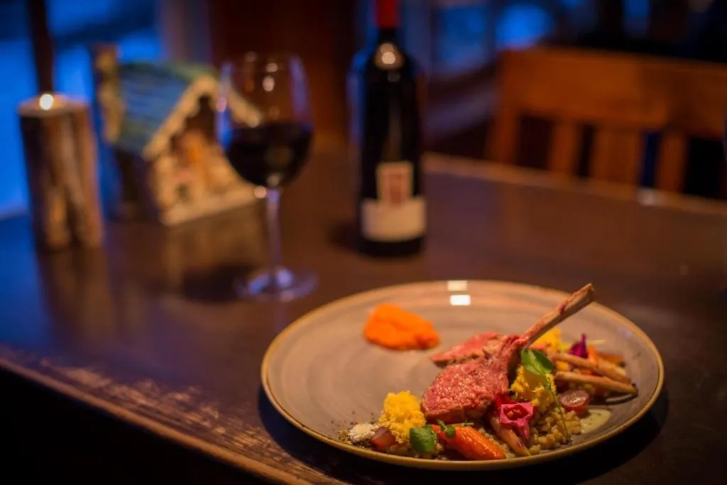 Restaurant/places to eat in Storm Mountain Lodge & Cabins