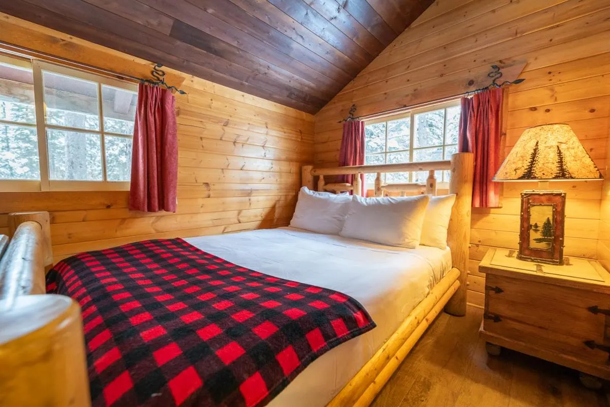 Bed in Storm Mountain Lodge & Cabins