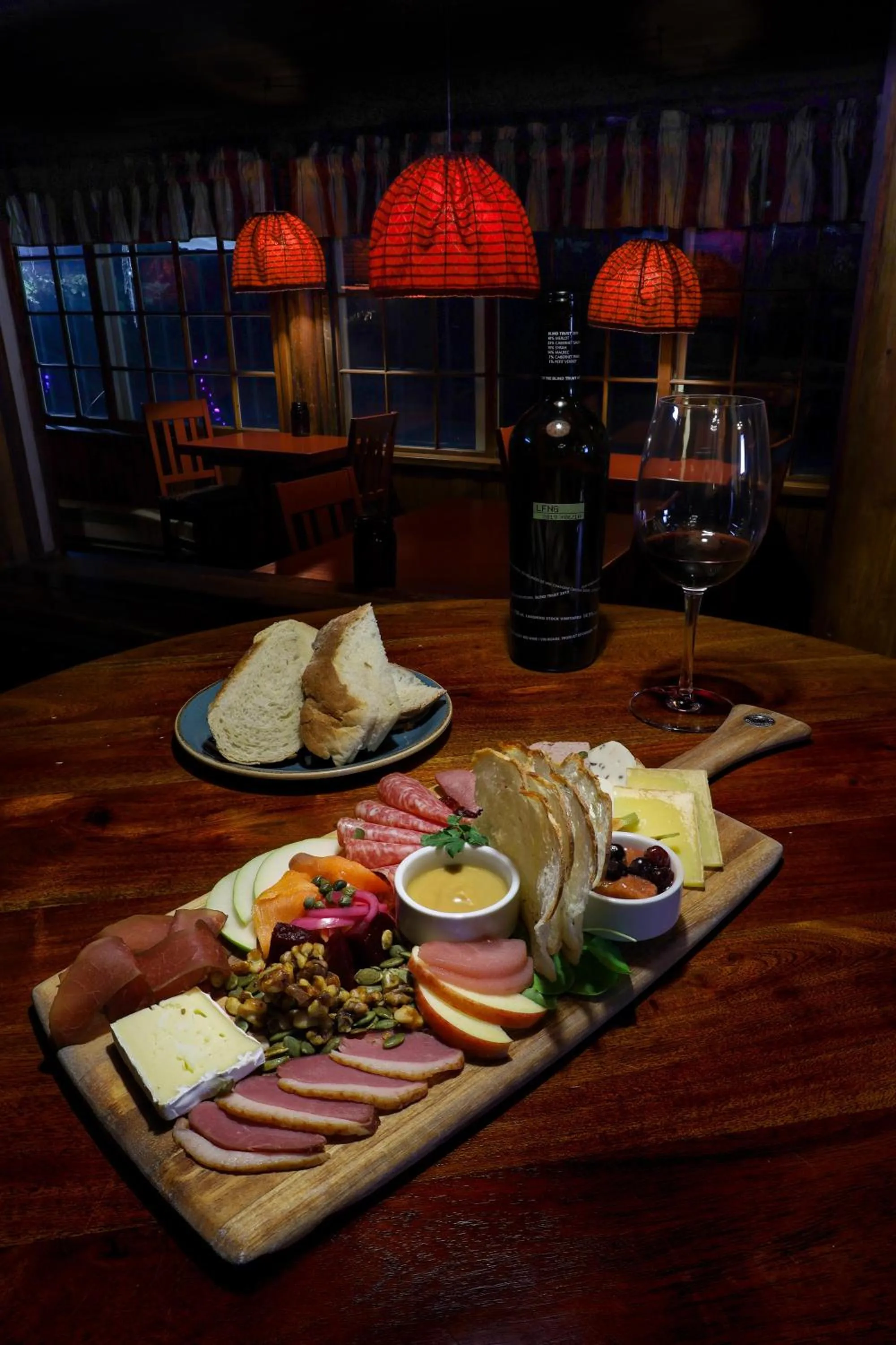 Restaurant/places to eat in Storm Mountain Lodge & Cabins