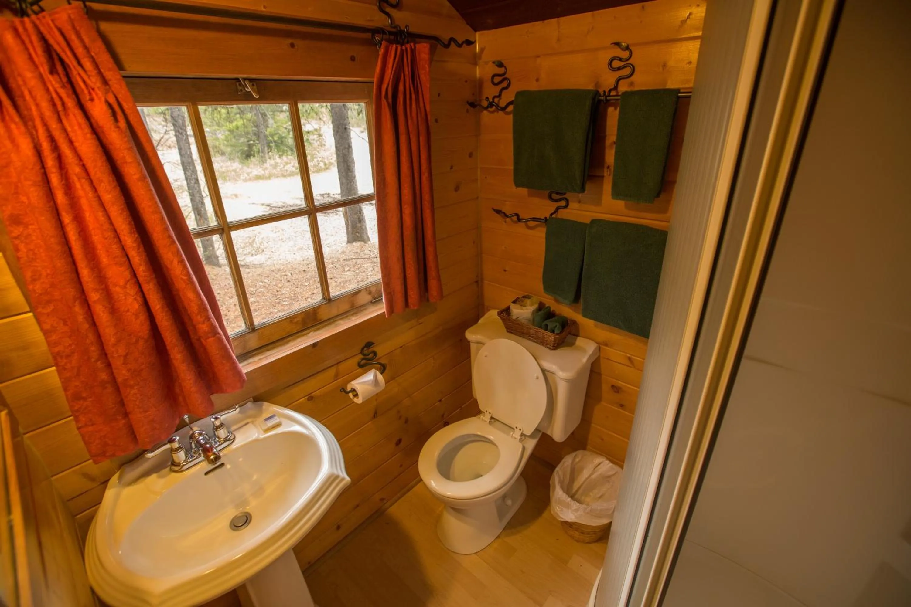 Shower in Storm Mountain Lodge & Cabins