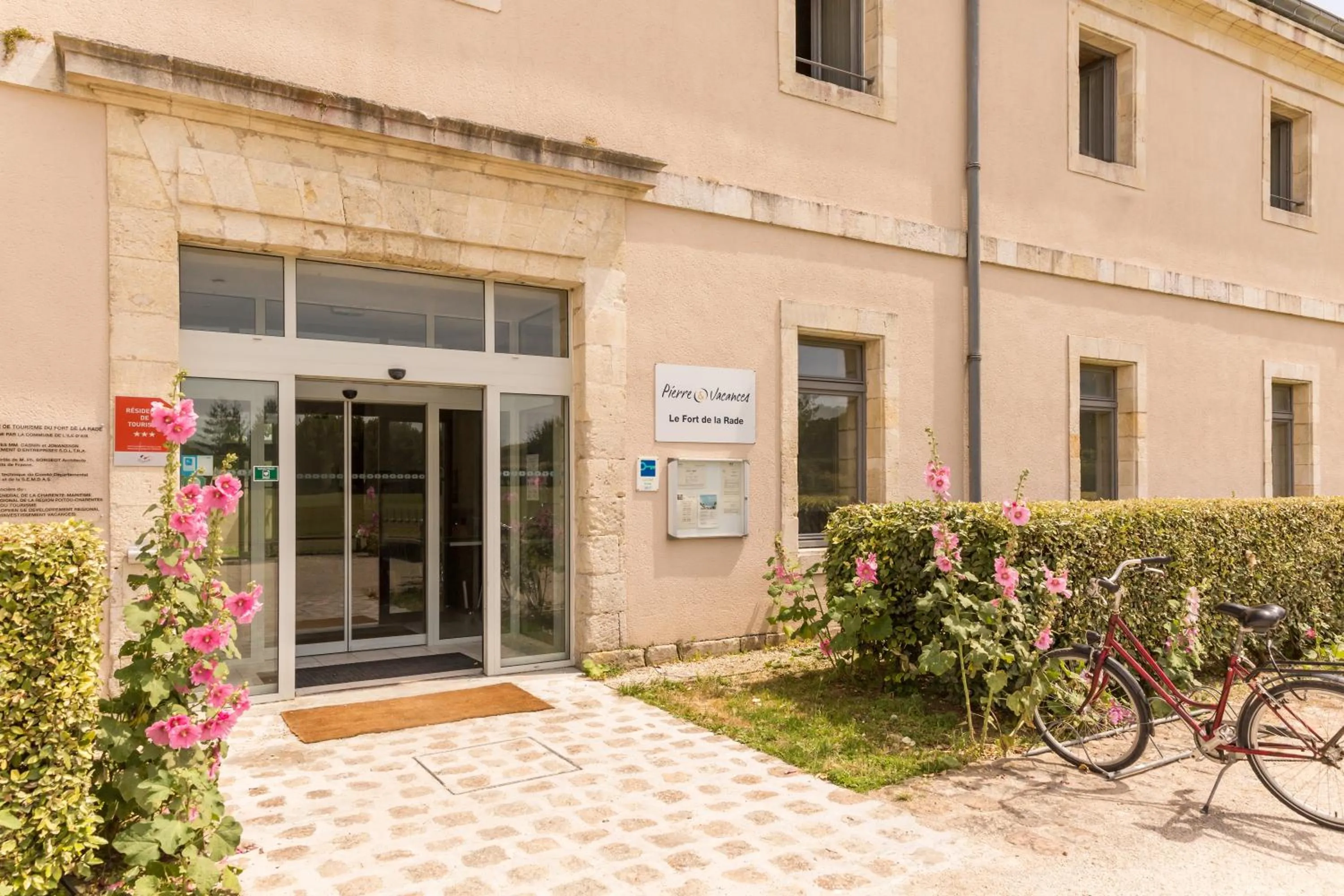 Facade/entrance in Résidence Pierre & Vacances Le Fort de la Rade