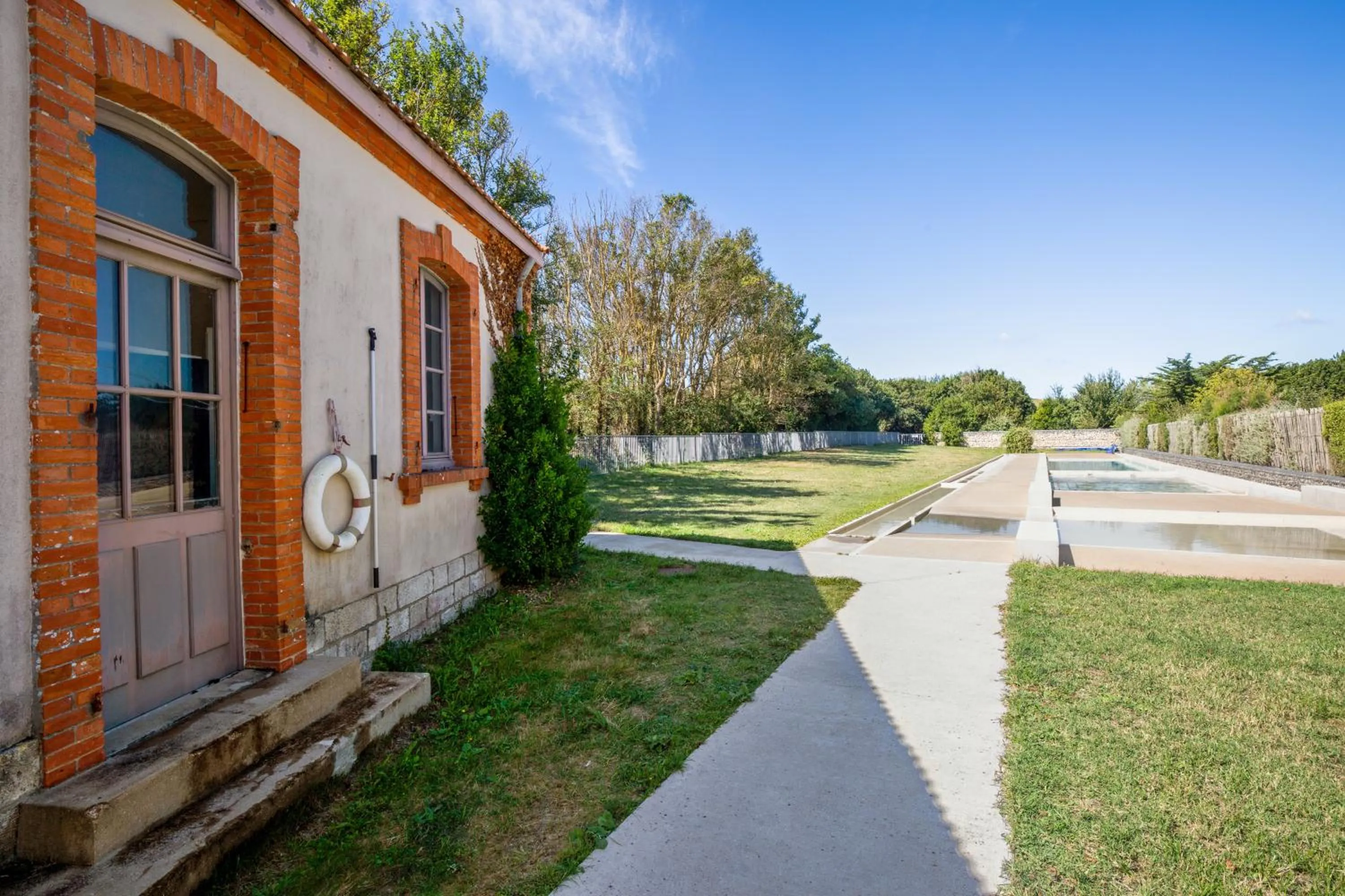 Property building in Résidence Pierre & Vacances Le Fort de la Rade