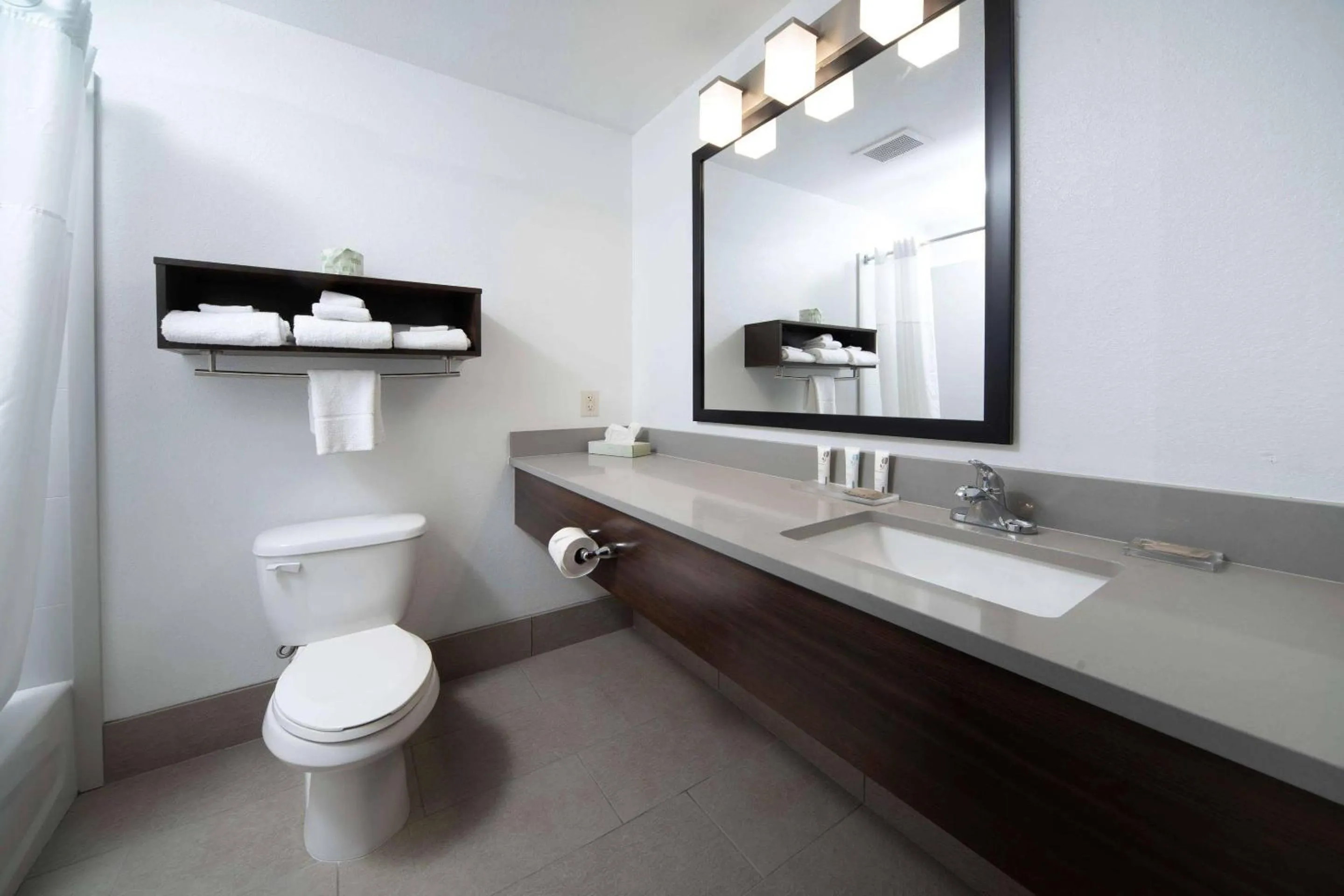 Bedroom in Country Inn & Suites by Radisson, Rocky Mount, NC