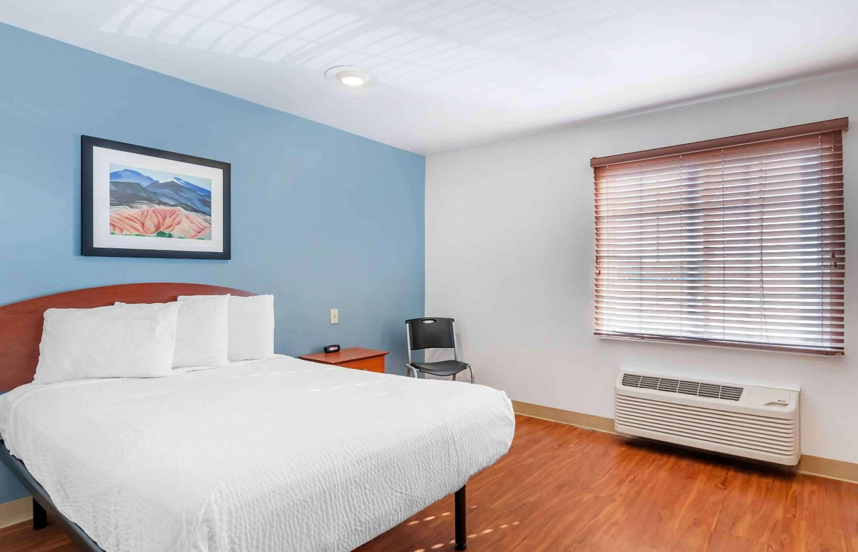 Bedroom, Bed in Extended Stay America Select Suites - Omaha - Southwest