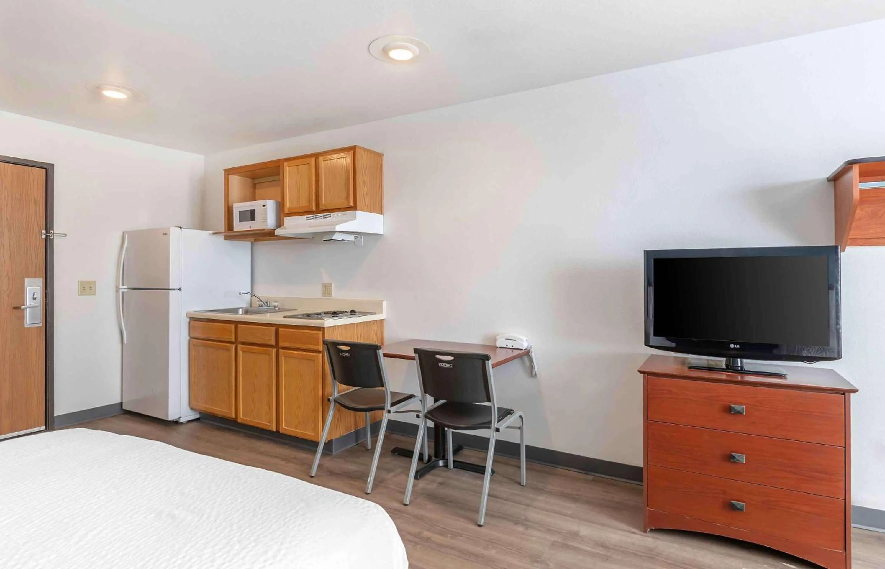 Bedroom in Extended Stay America Select Suites - Omaha - Southwest