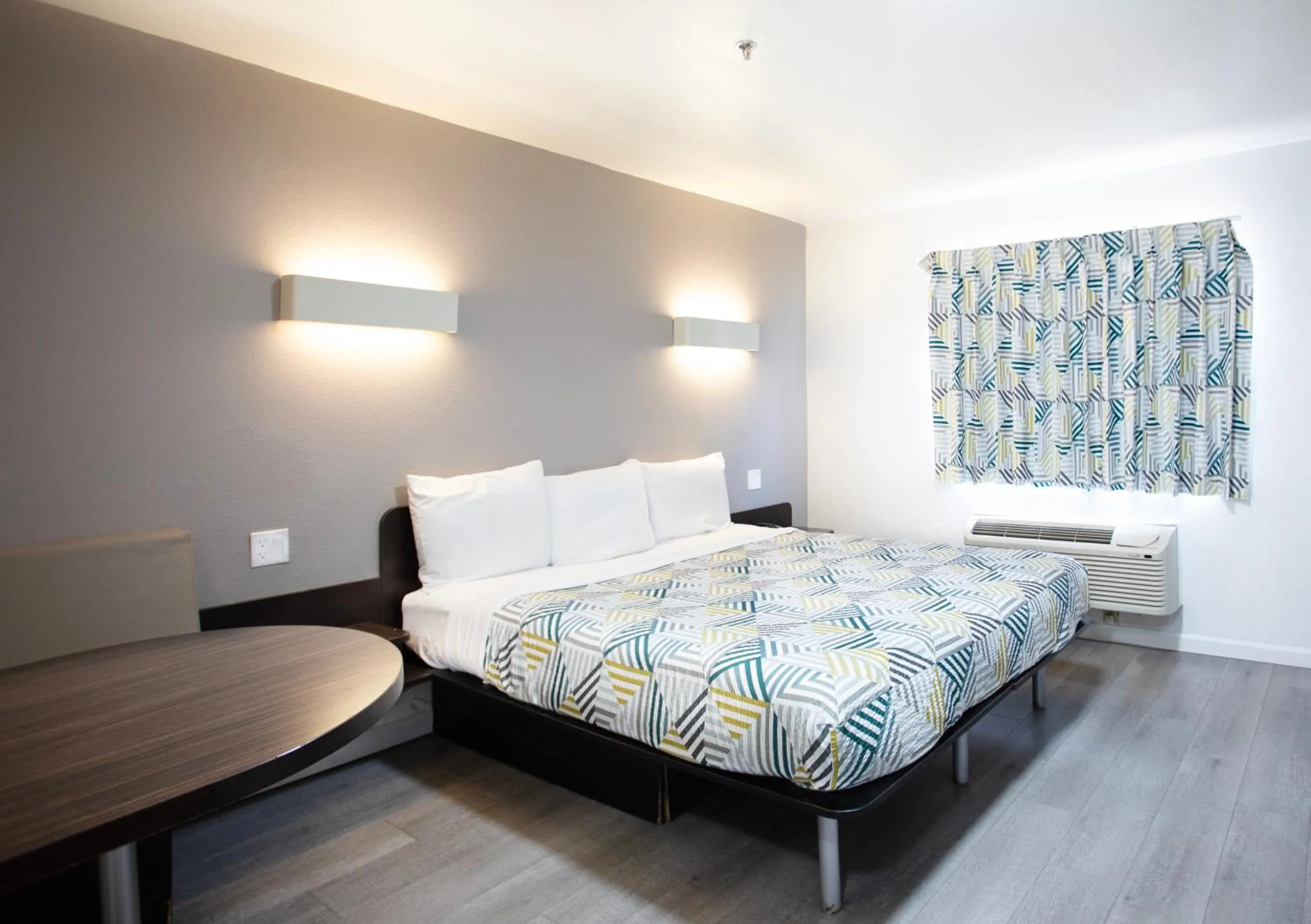 TV and multimedia, Bed in Motel 6 Dallas - Fair Park