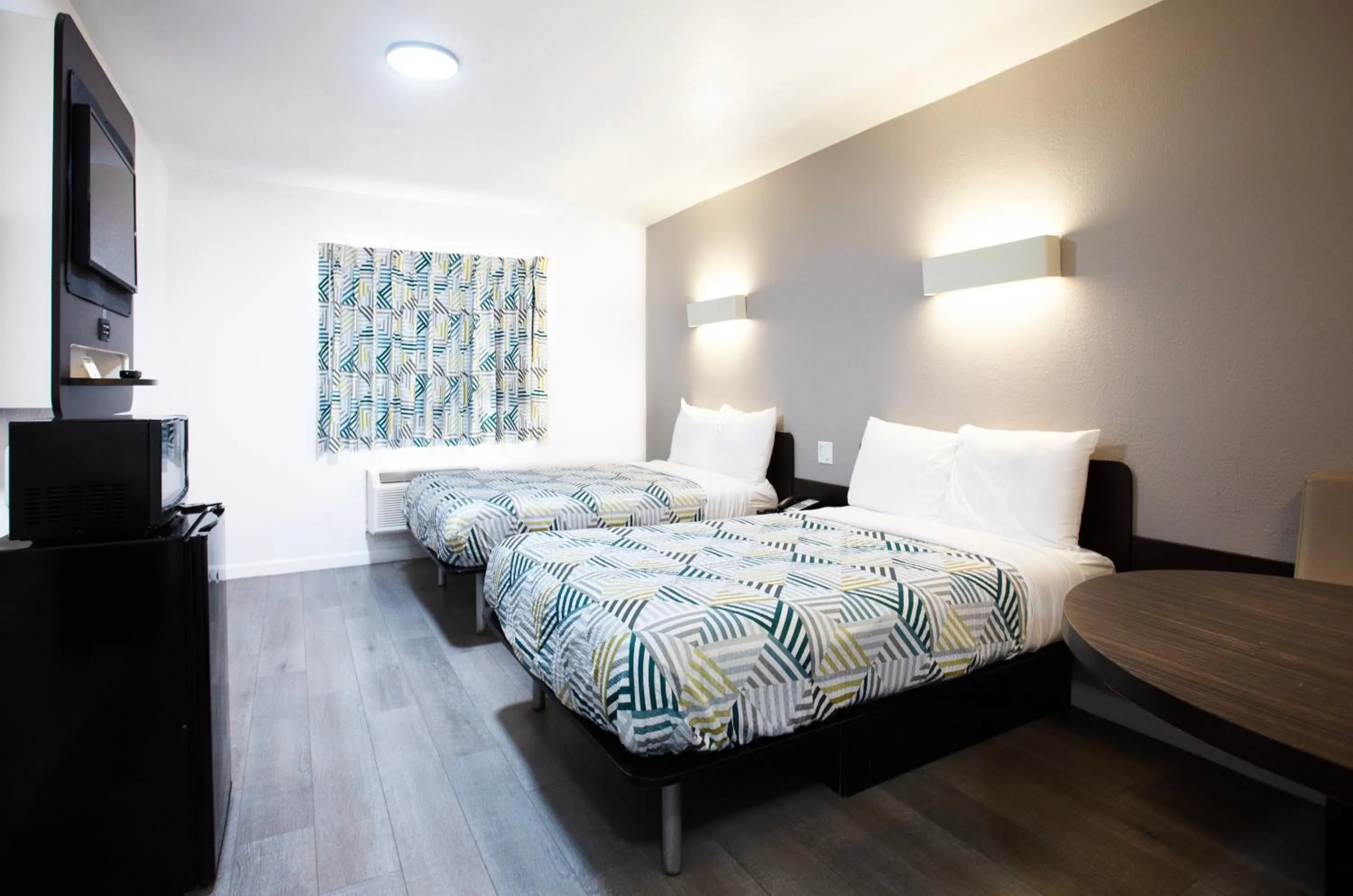 Photo of the whole room, Bed in Motel 6 Dallas - Fair Park