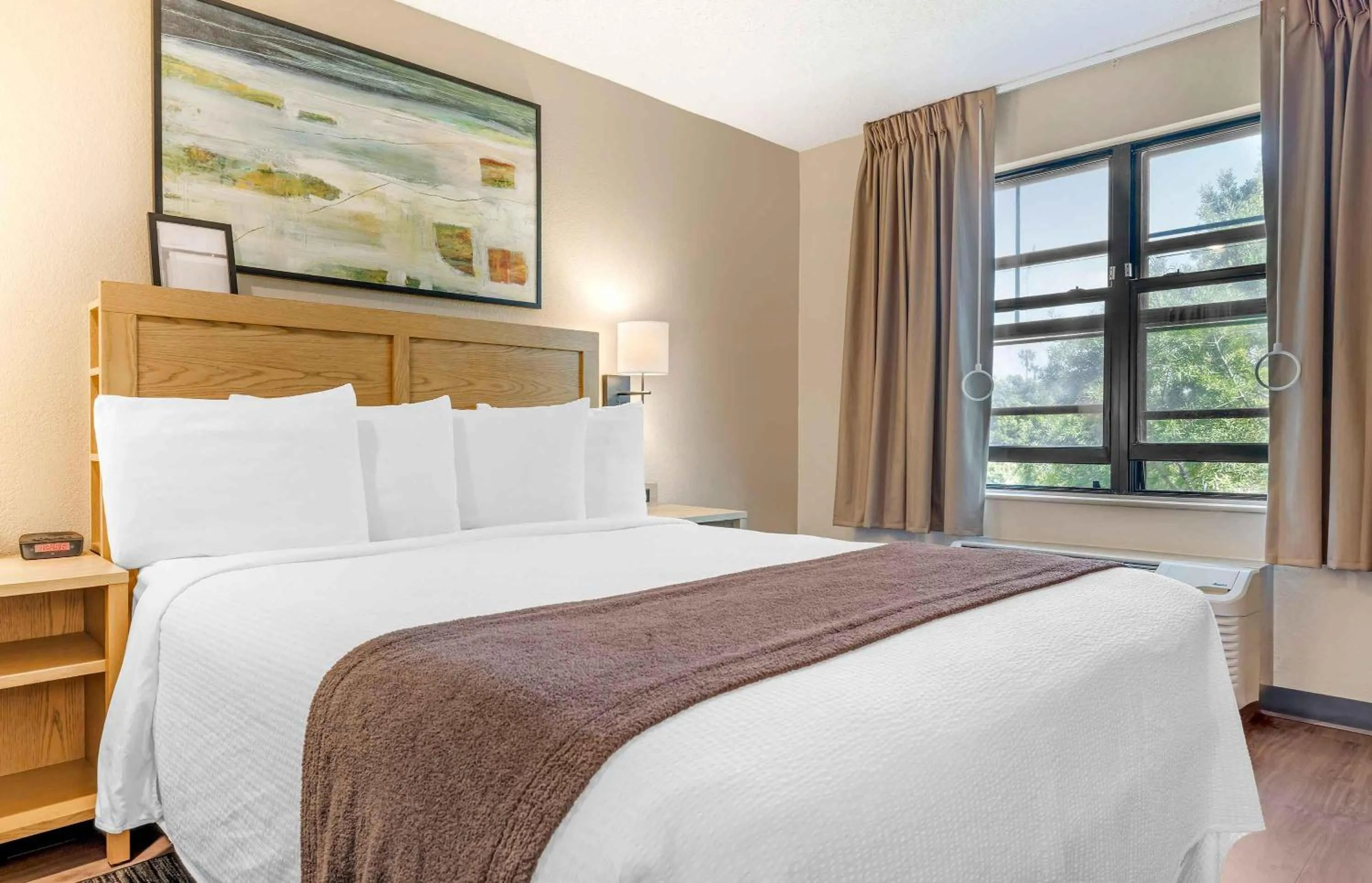 Bedroom, Bed in Extended Stay America Suites - San Diego - Carlsbad Village by the Sea