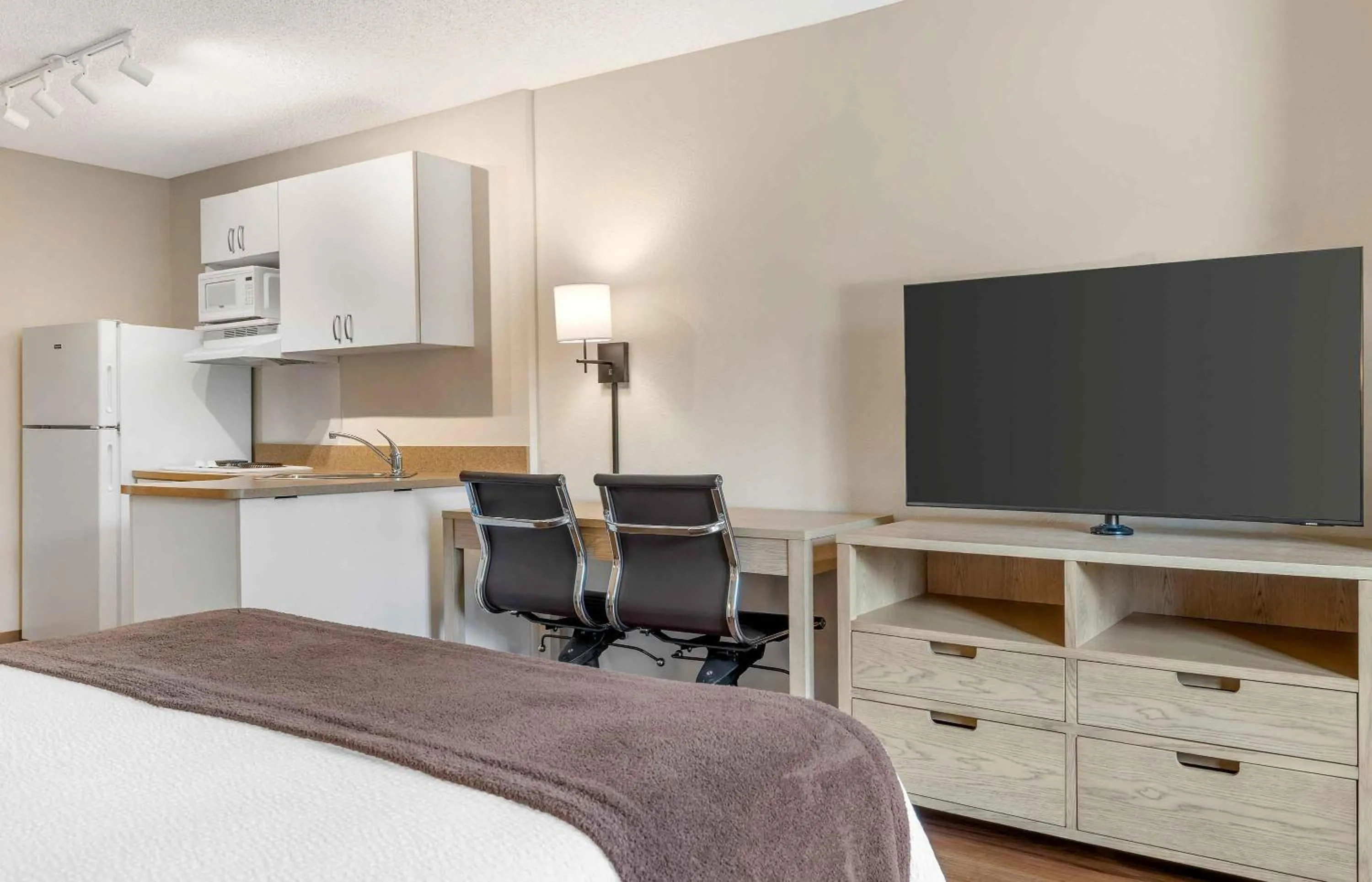 Bedroom, Bed in Extended Stay America Suites - San Diego - Carlsbad Village by the Sea