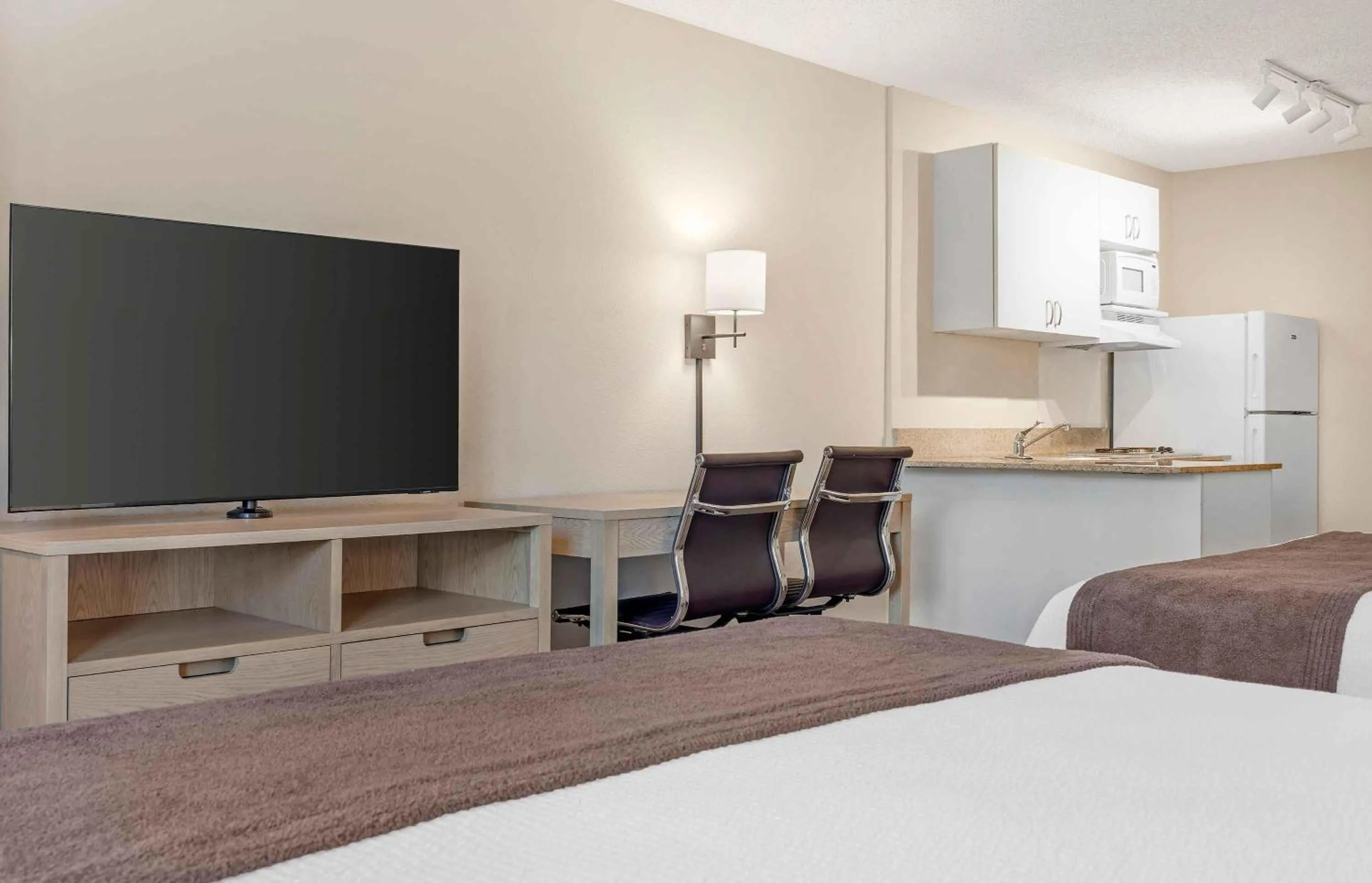 Bedroom, Bed in Extended Stay America Suites - San Diego - Carlsbad Village by the Sea