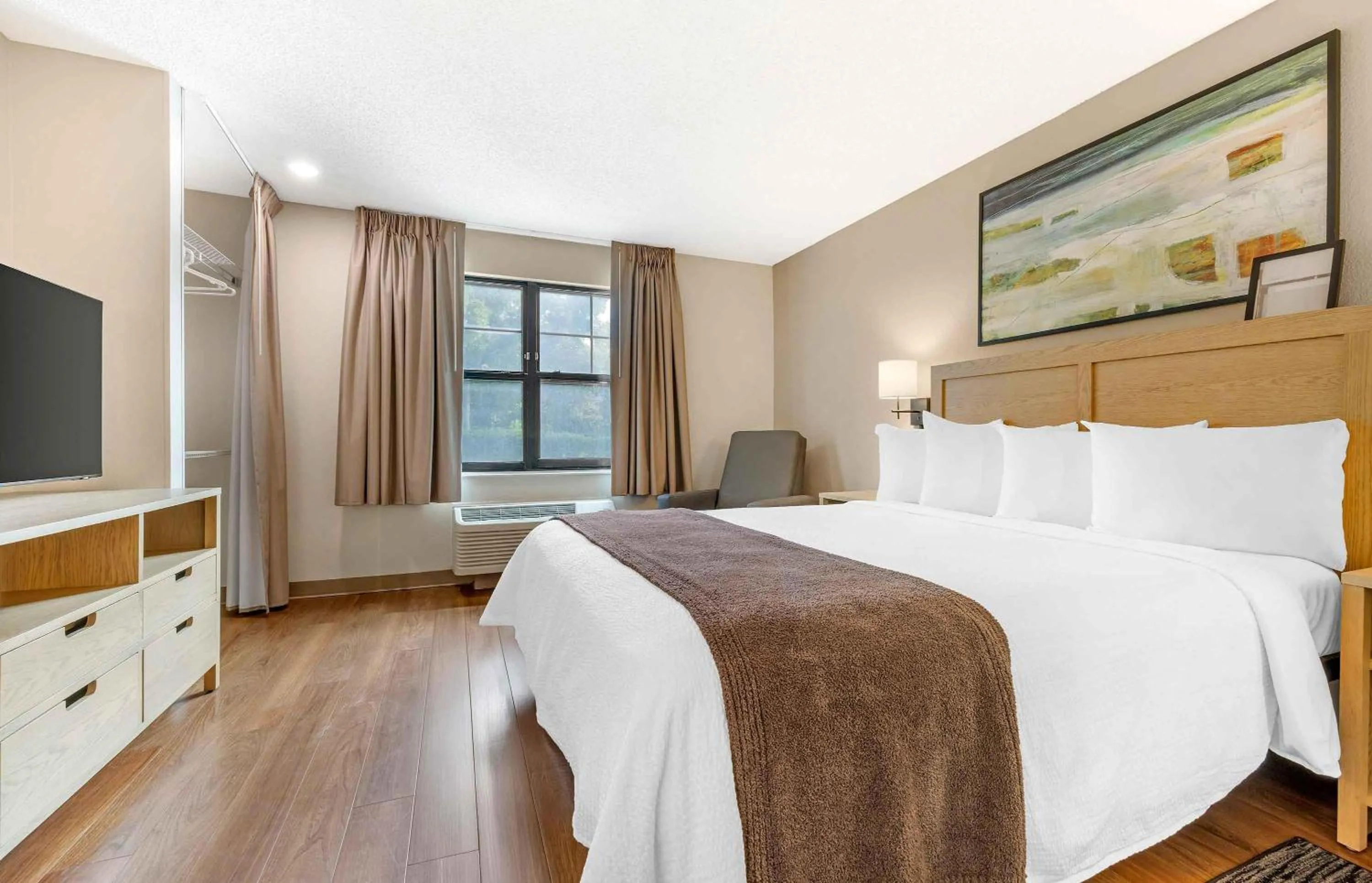 Bedroom, Bed in Extended Stay America Suites - San Diego - Carlsbad Village by the Sea