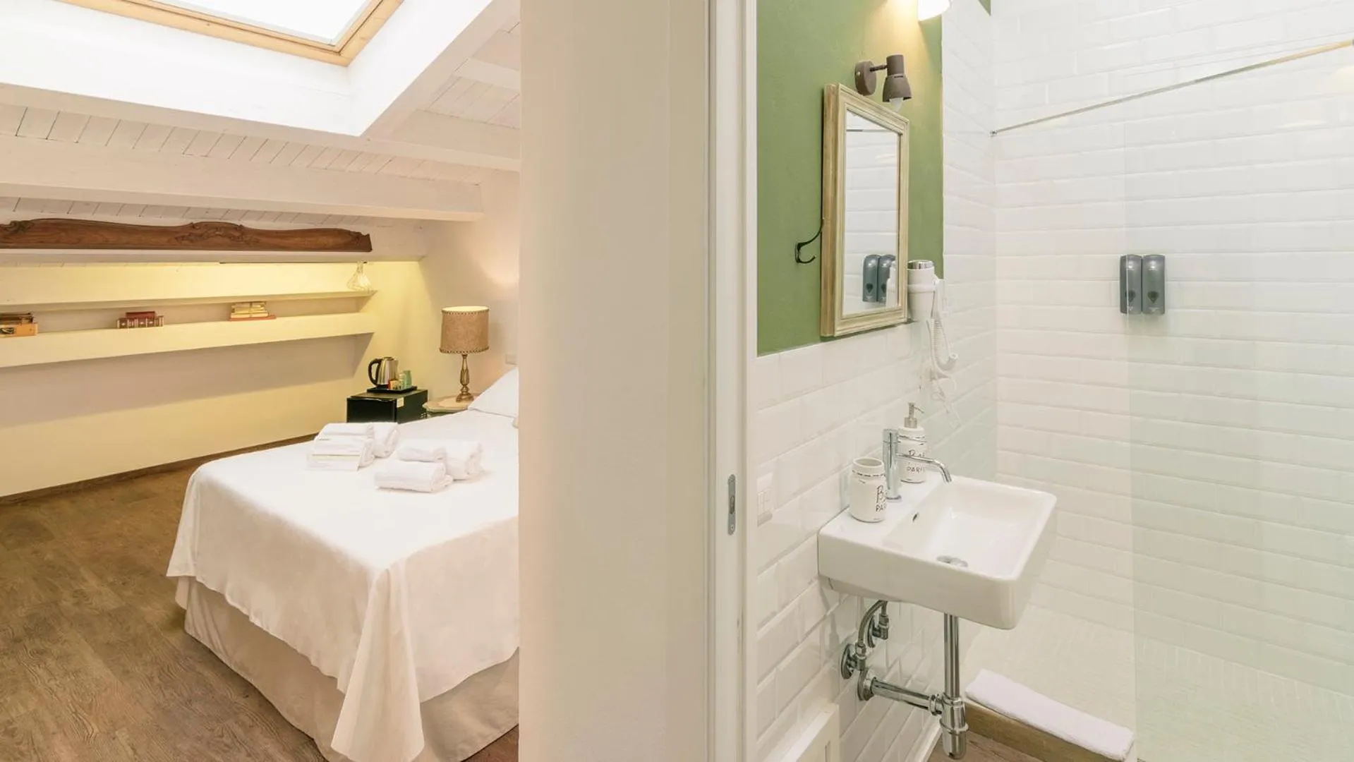 Bathroom, Bed in Addimora Boutique Suites