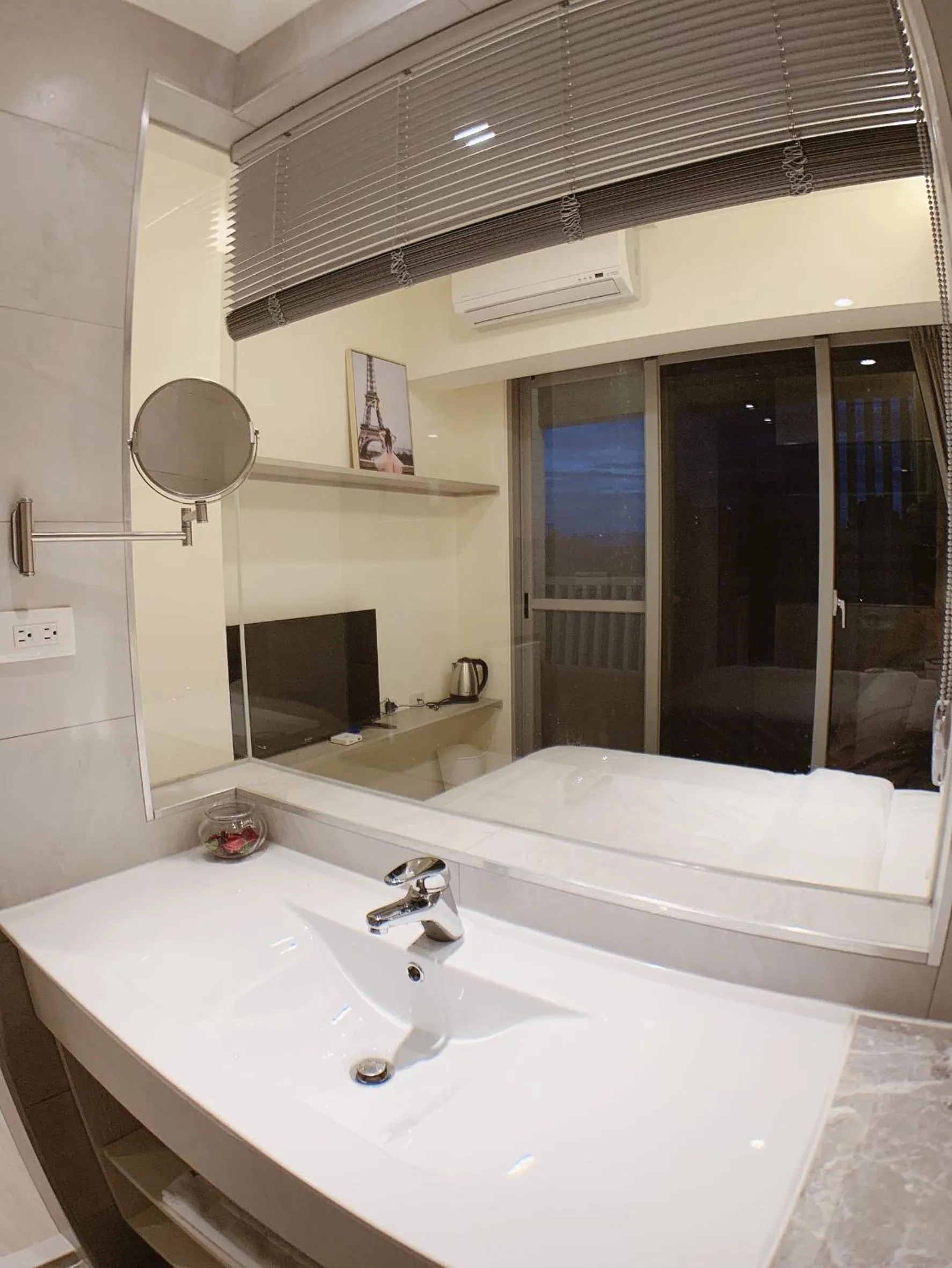 Toilet, Bed in 想駐逢甲 Shine Residence