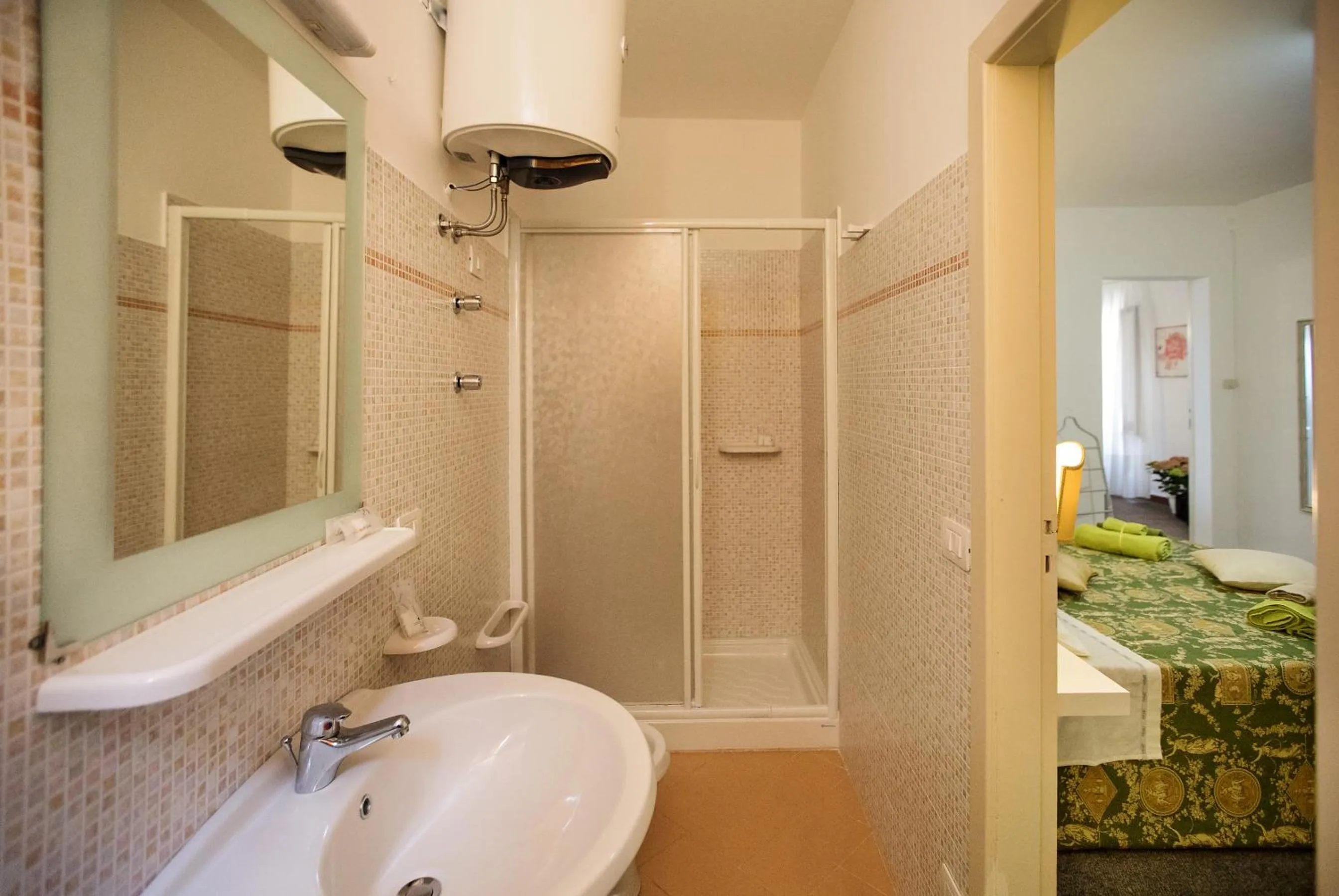 Shower, Bed in Bella Vista b&b