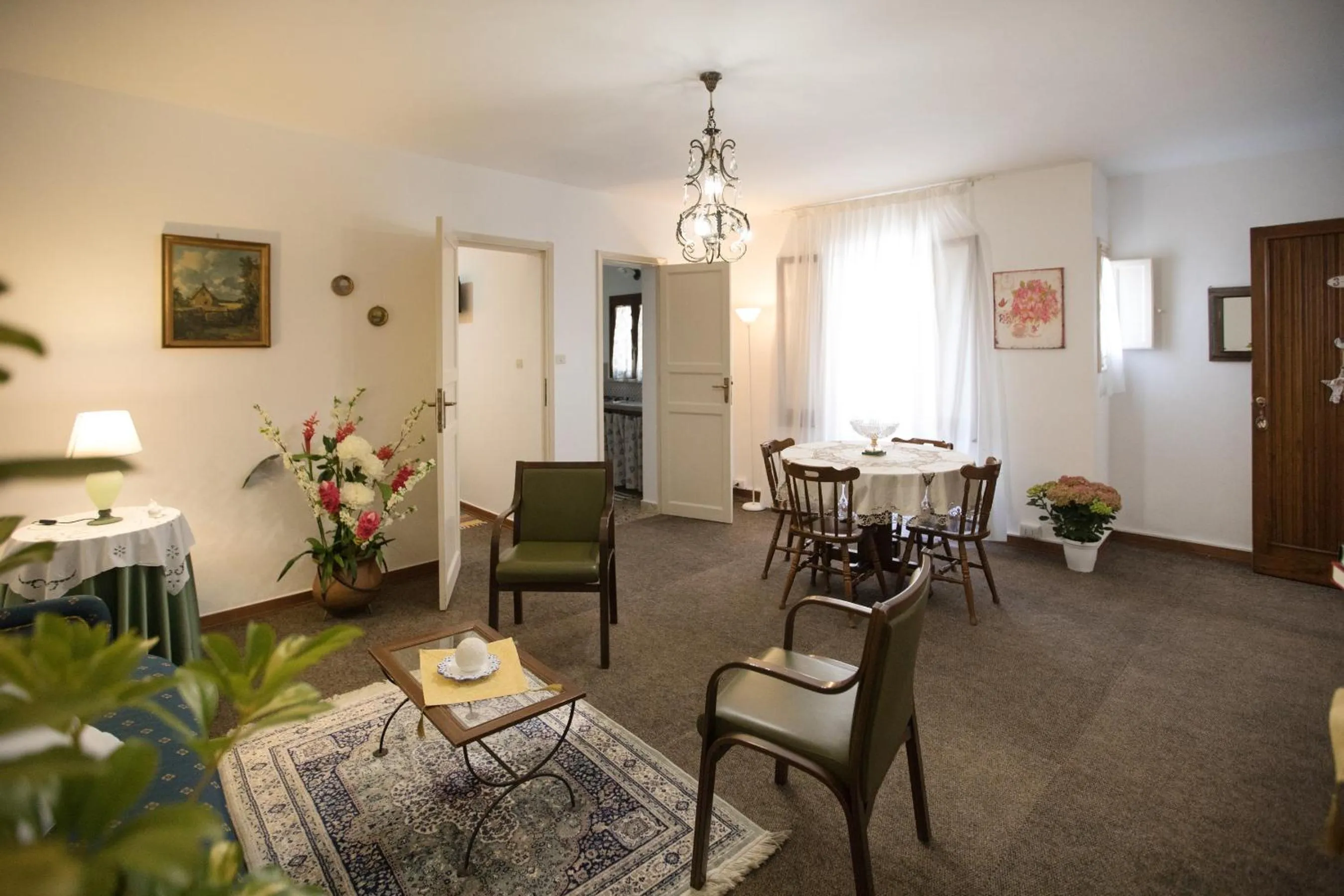 Communal lounge/ TV room in Bella Vista b&b