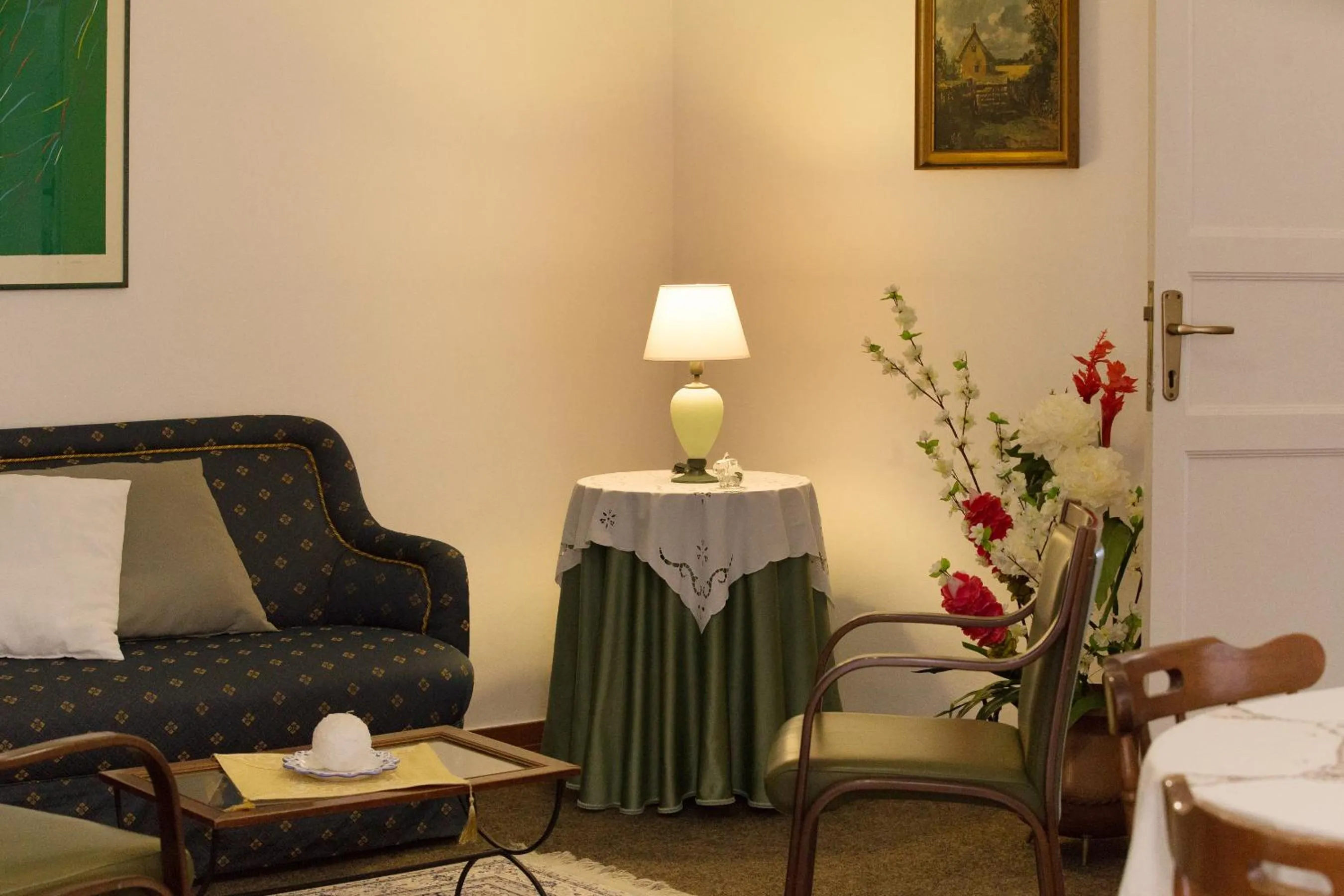 Communal lounge/ TV room in Bella Vista b&b