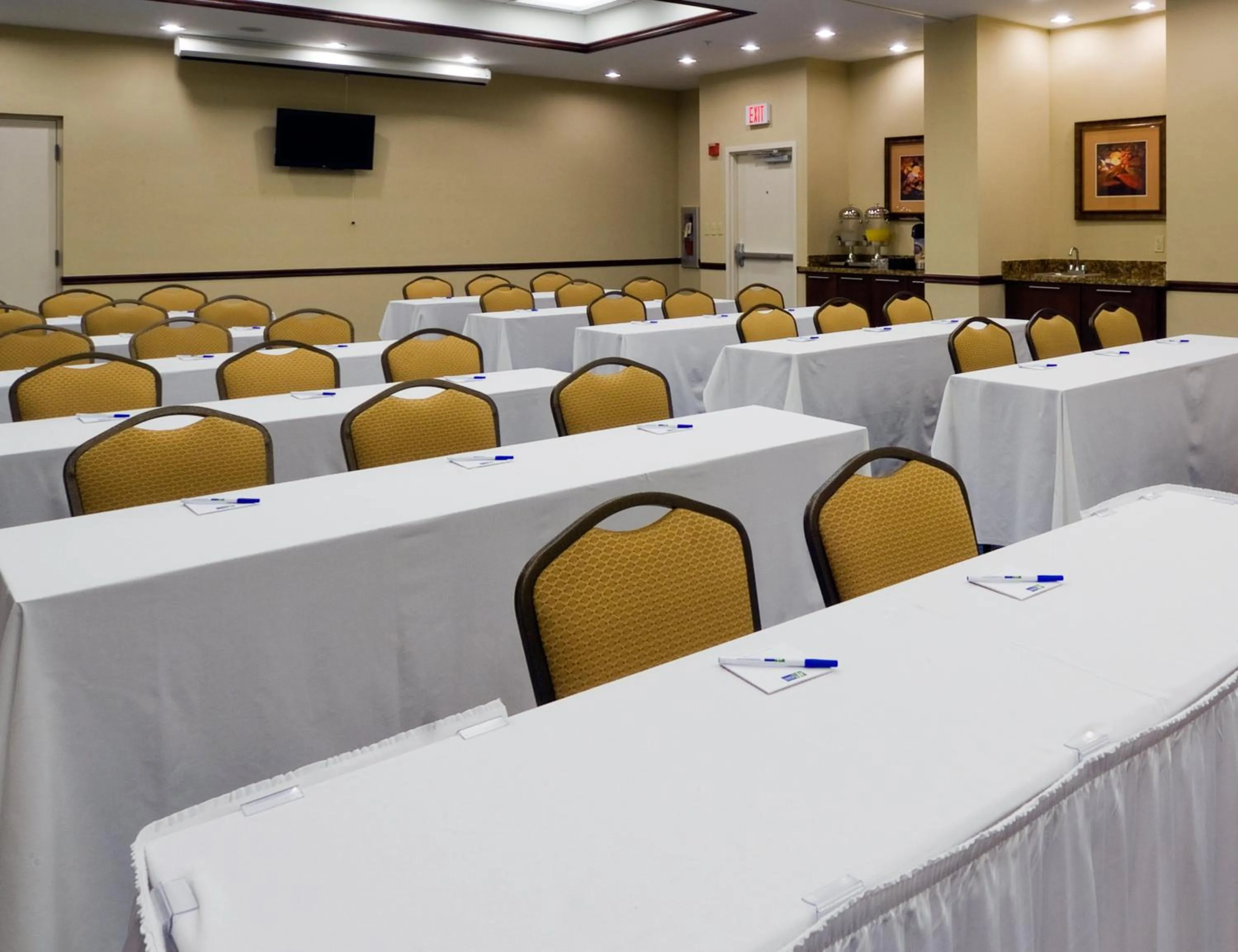 Meeting/conference room in Holiday Inn Express & Suites Miami Kendall by IHG