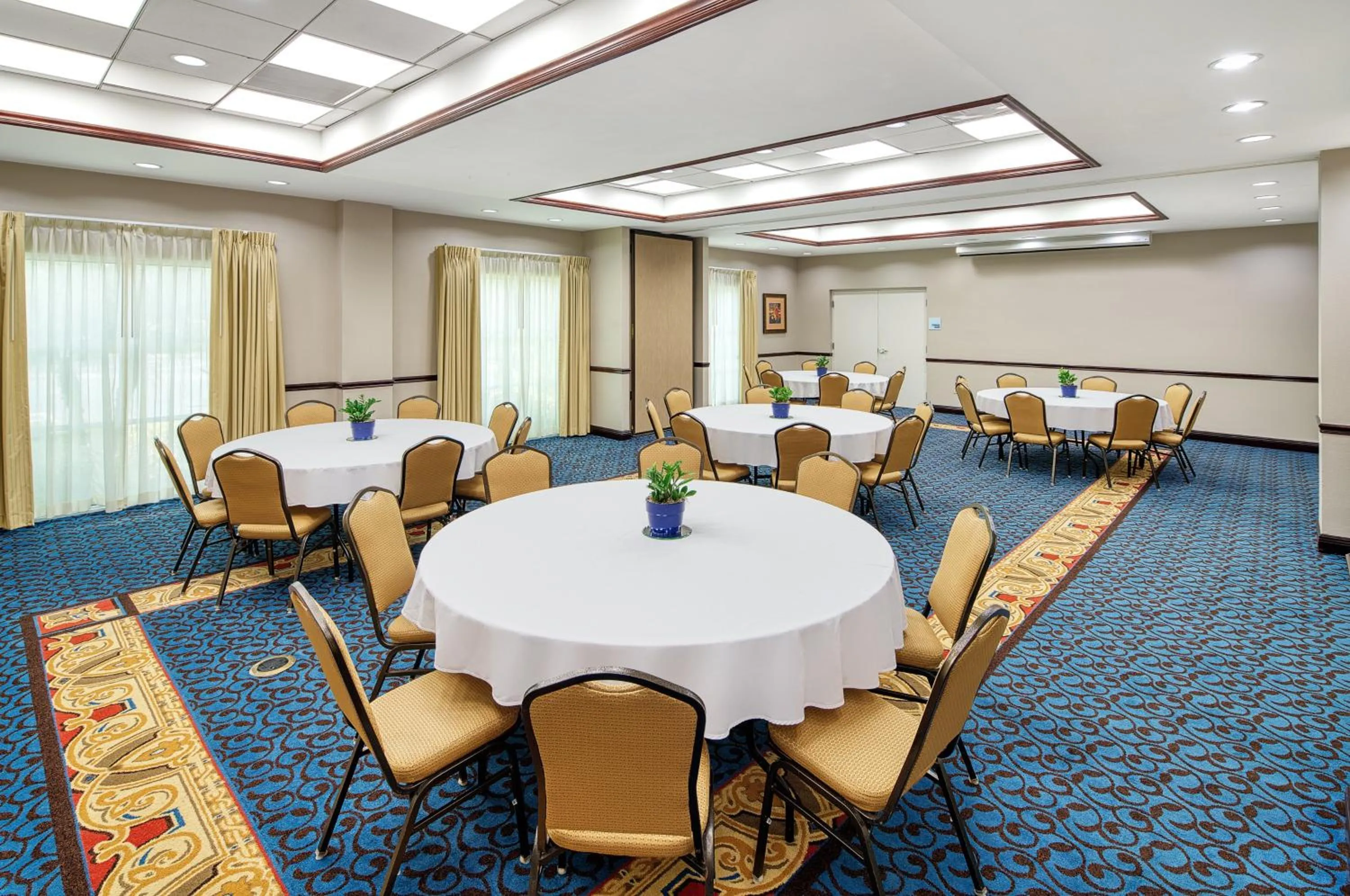 Meeting/conference room in Holiday Inn Express & Suites Miami Kendall by IHG