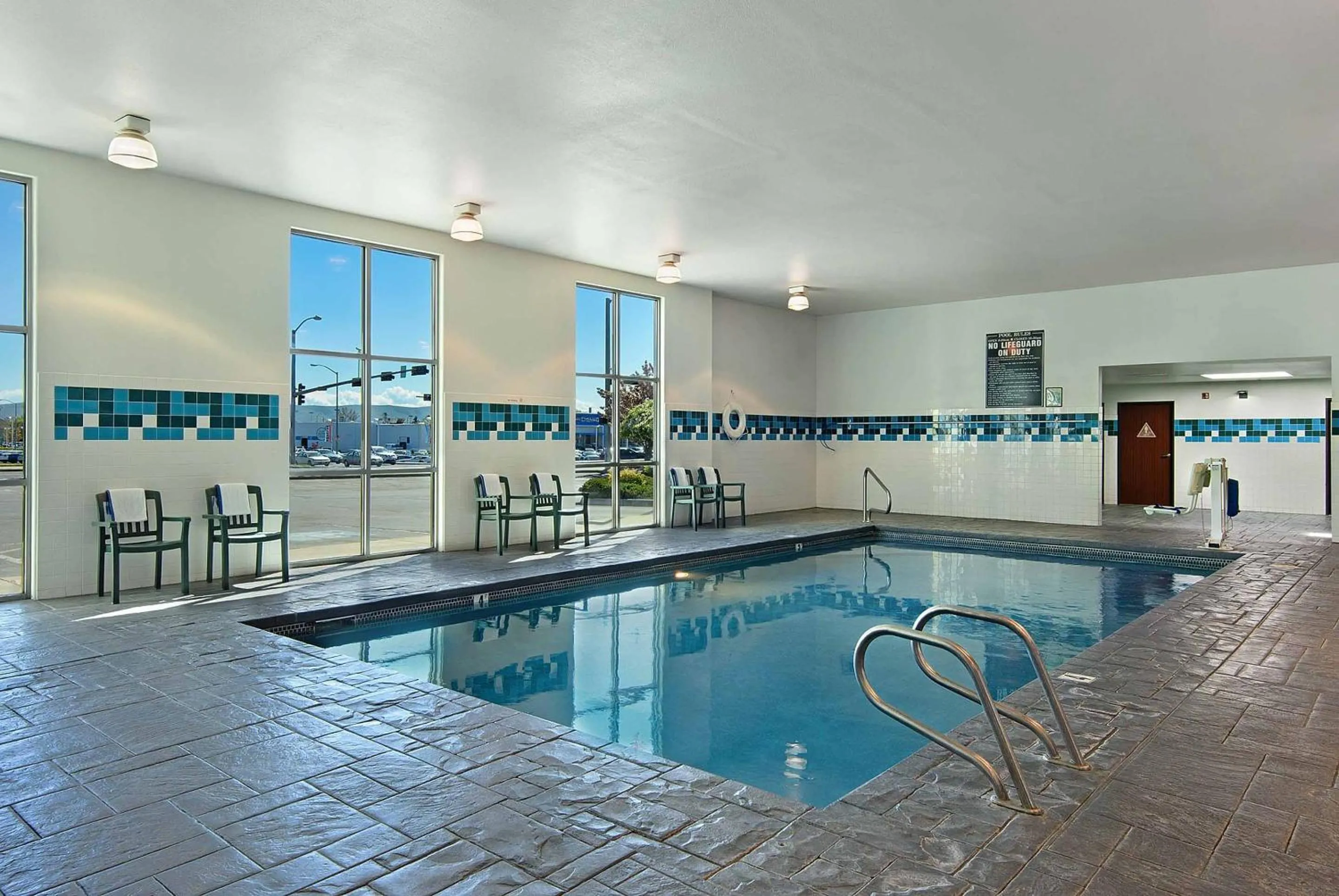 Swimming pool in Oxford Suites Yakima