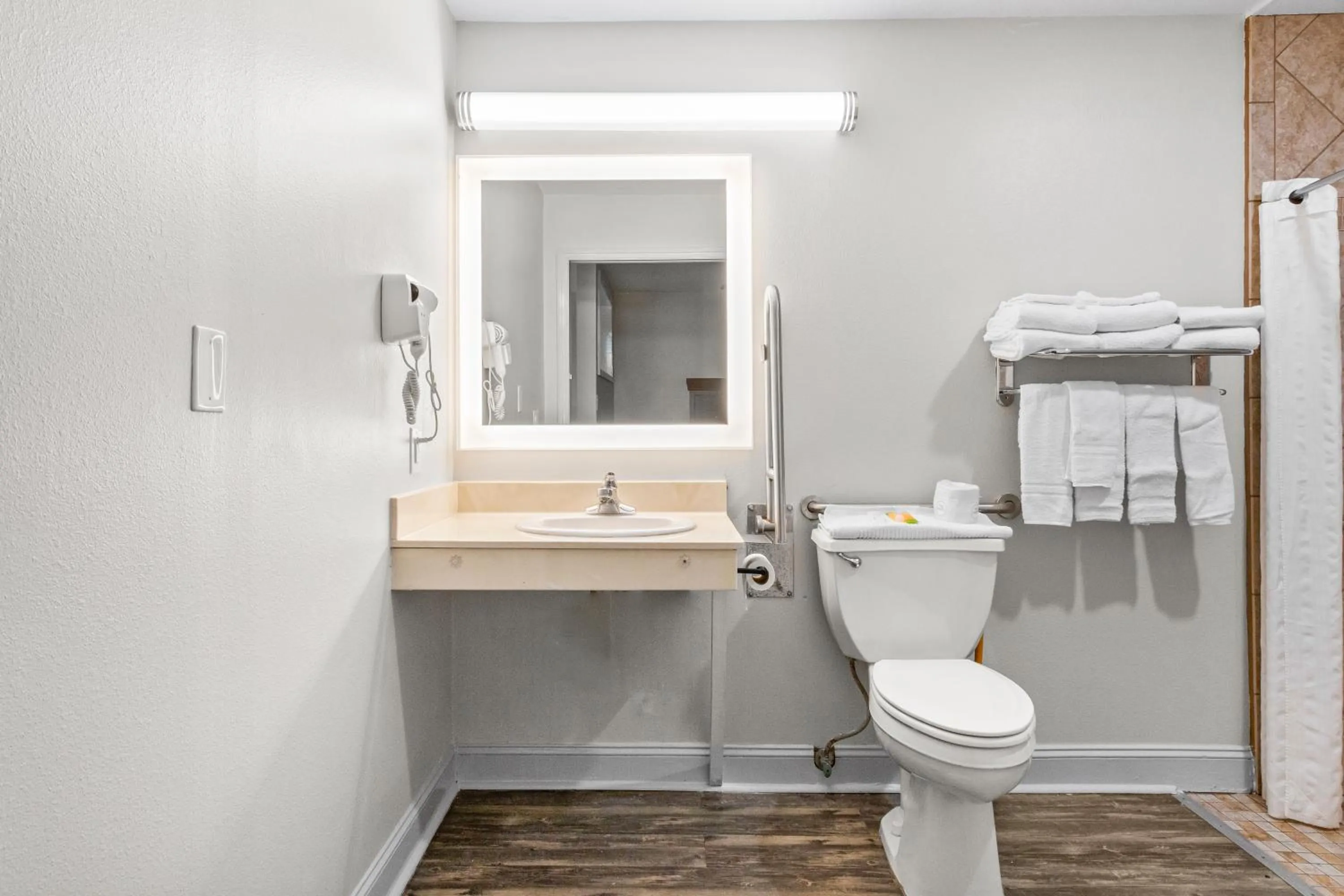 Bathroom in Richland Inn of Columbia