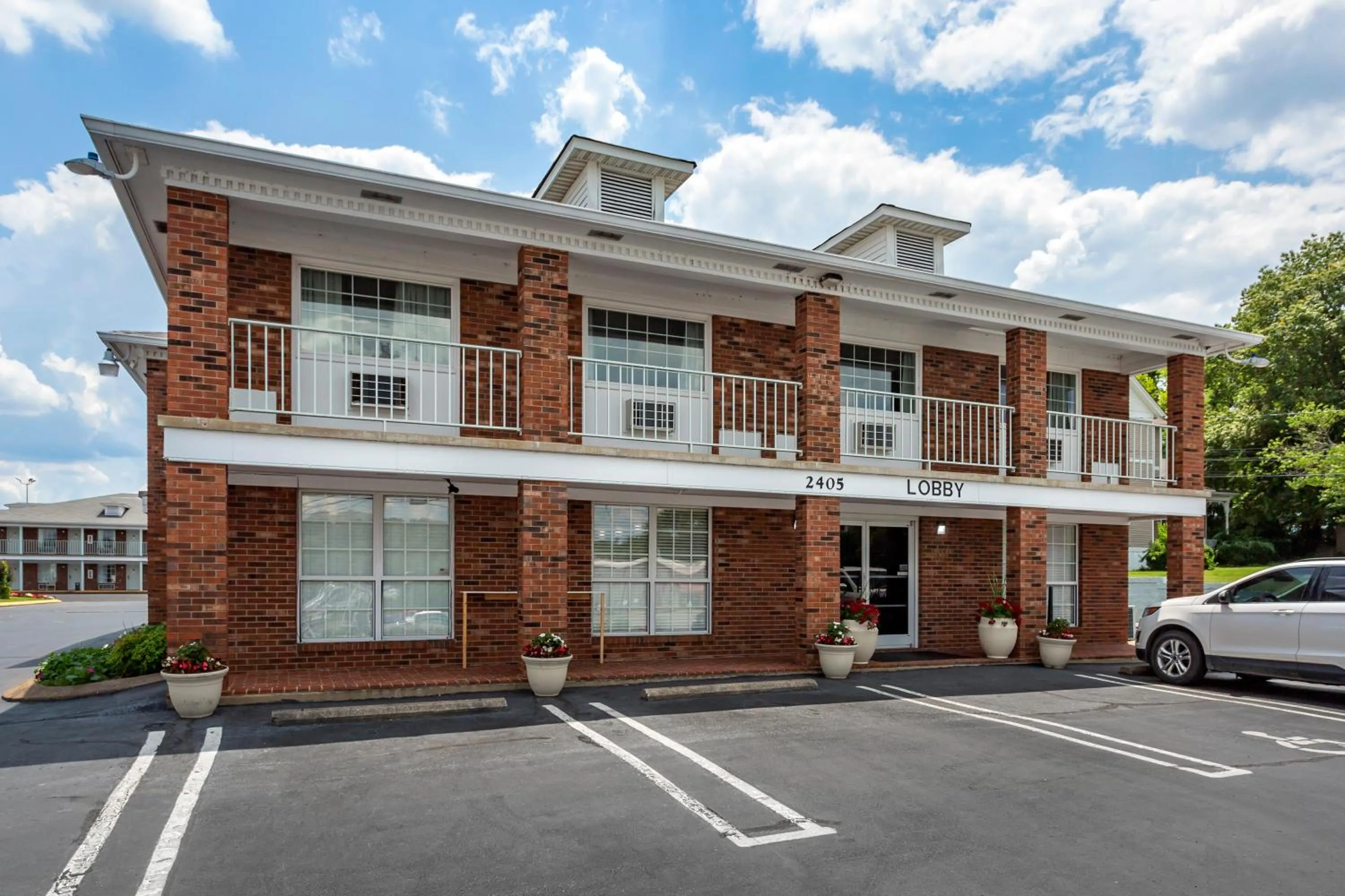 Property building in Richland Inn of Columbia