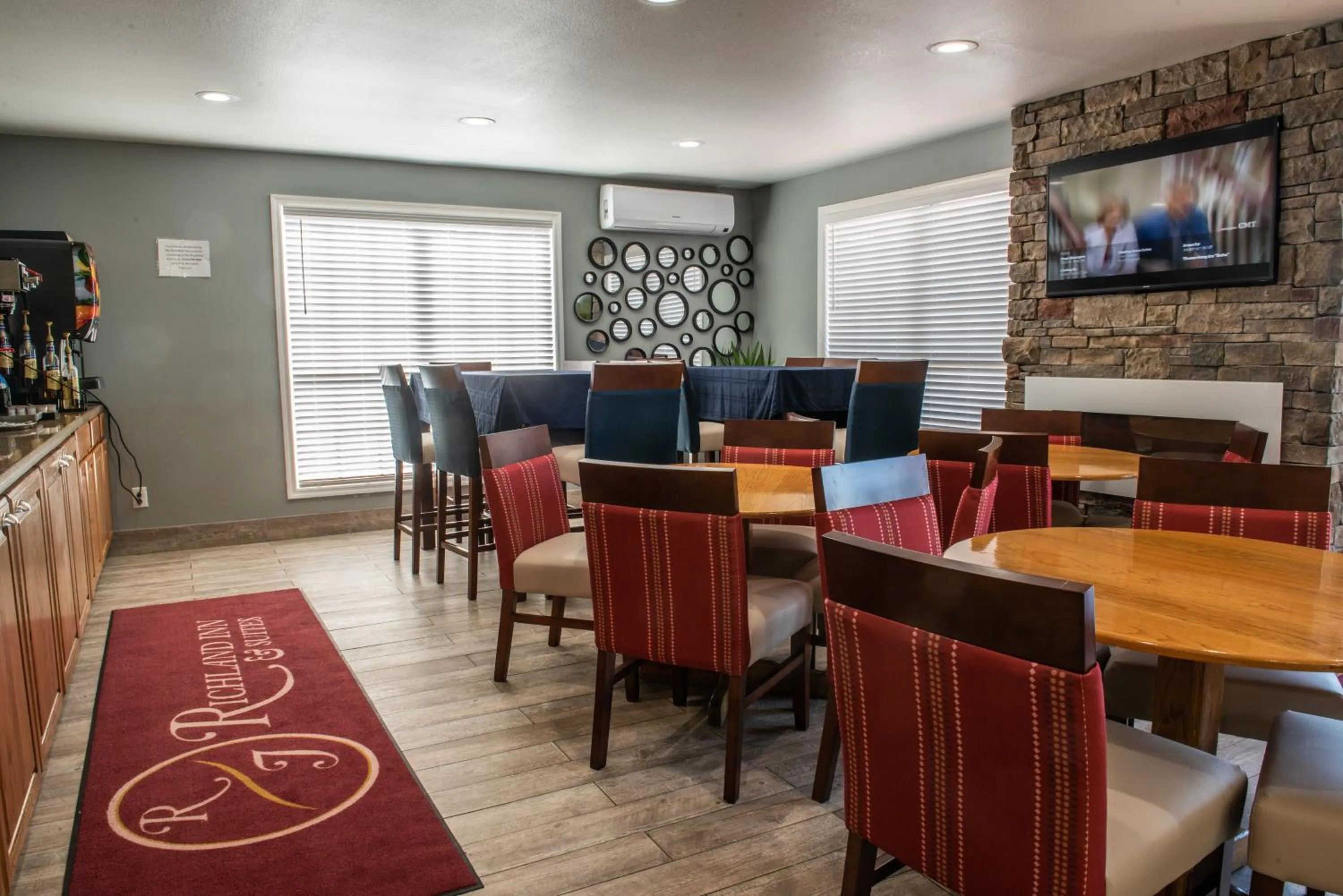Seating area in Richland Inn of Columbia