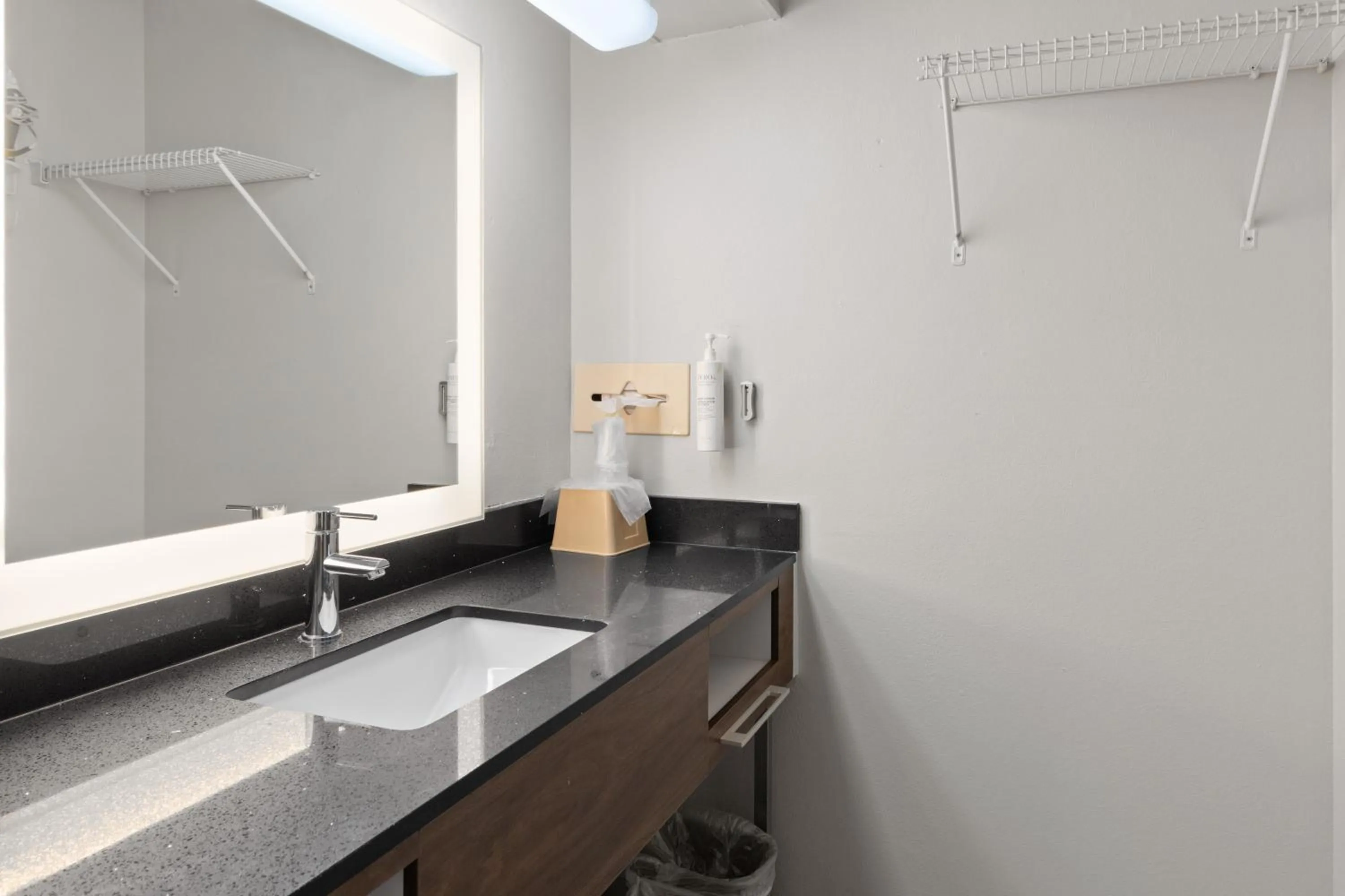 Bathroom in Richland Inn of Columbia