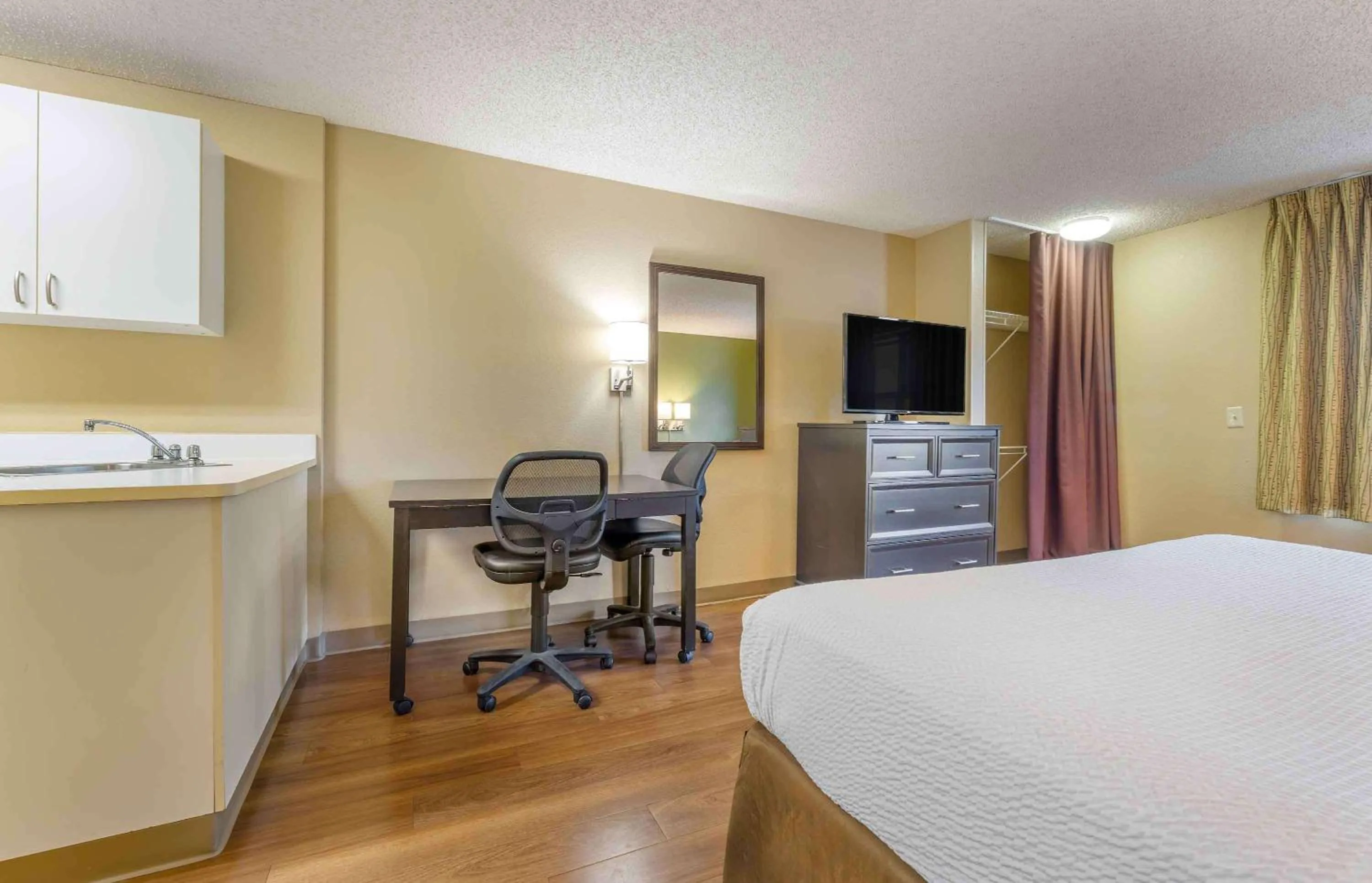 Bedroom, Bed in Extended Stay America Suites - Temecula - Wine Country