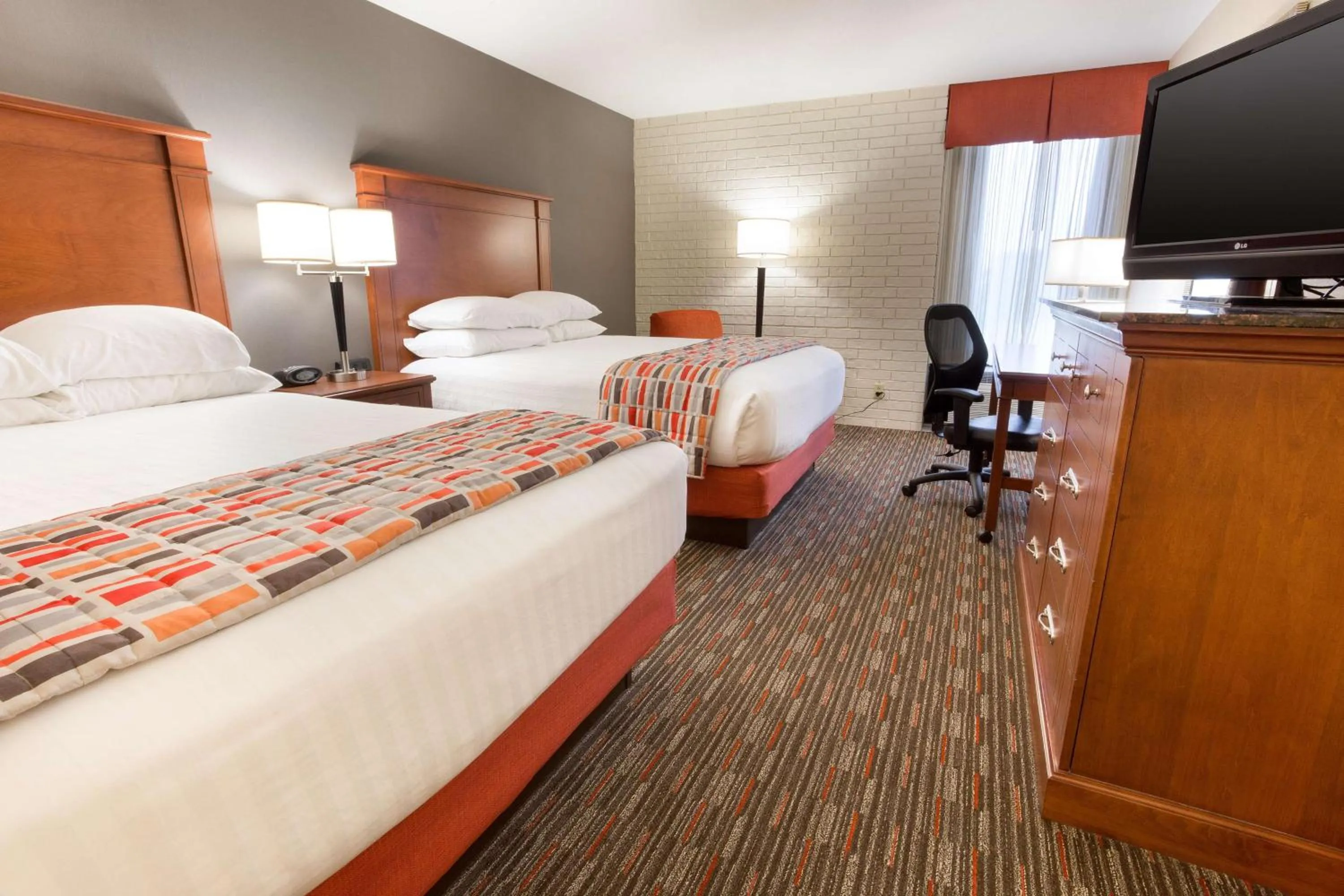 Photo of the whole room, Bed in Drury Inn & Suites Joplin