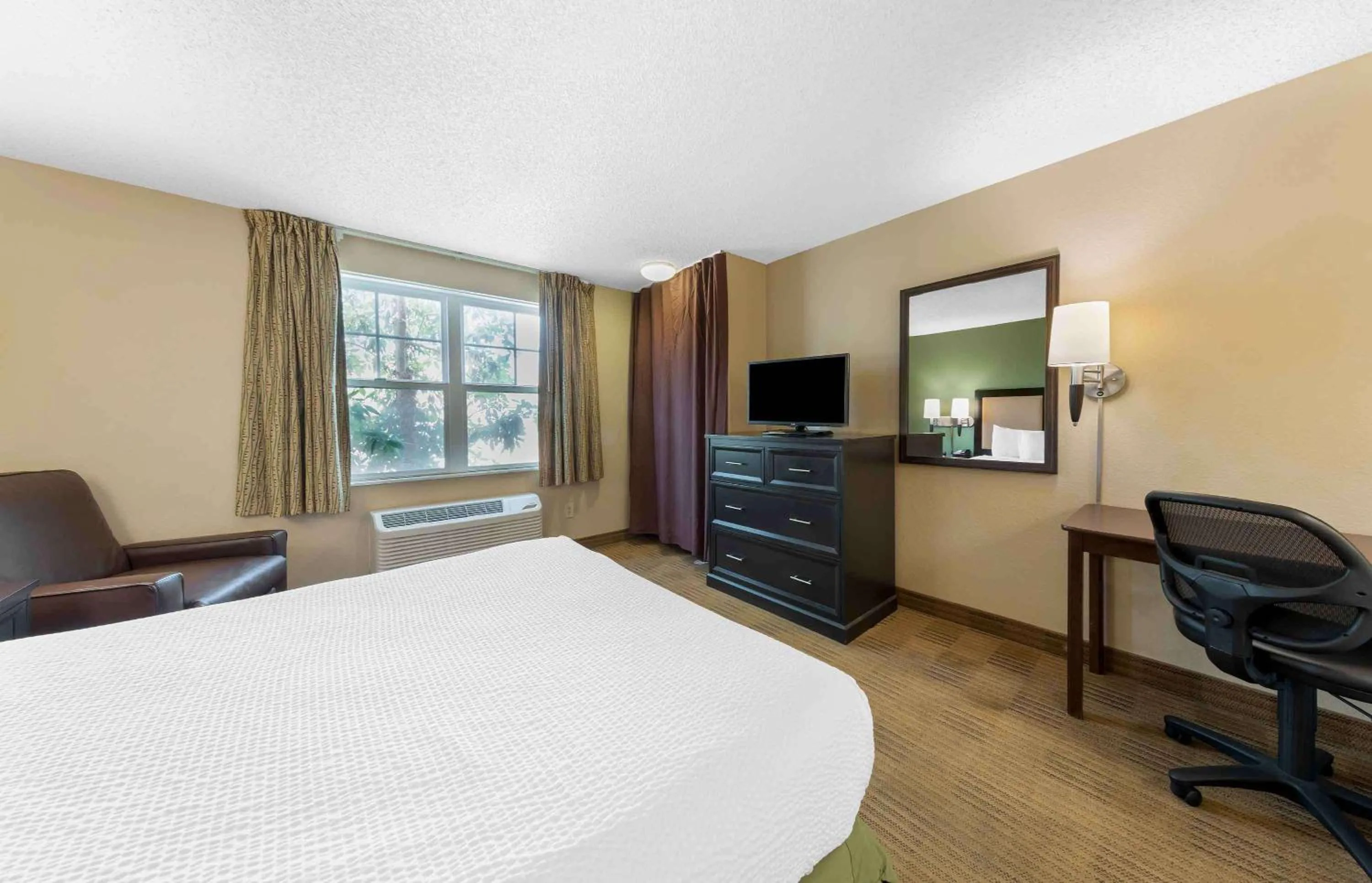 Bedroom, TV/Entertainment Center in Extended Stay America Suites - Los Angeles - Carson