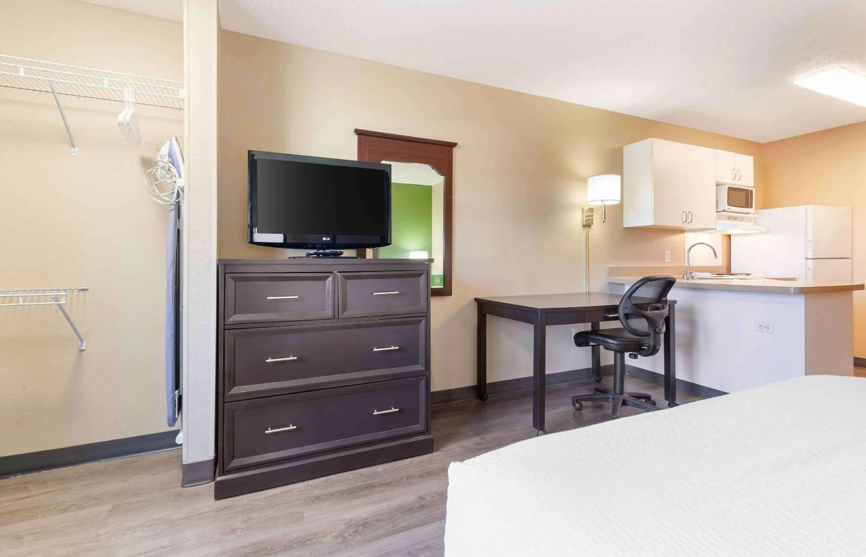 Bedroom in Extended Stay America Select Suites - Appleton - Fox Cities