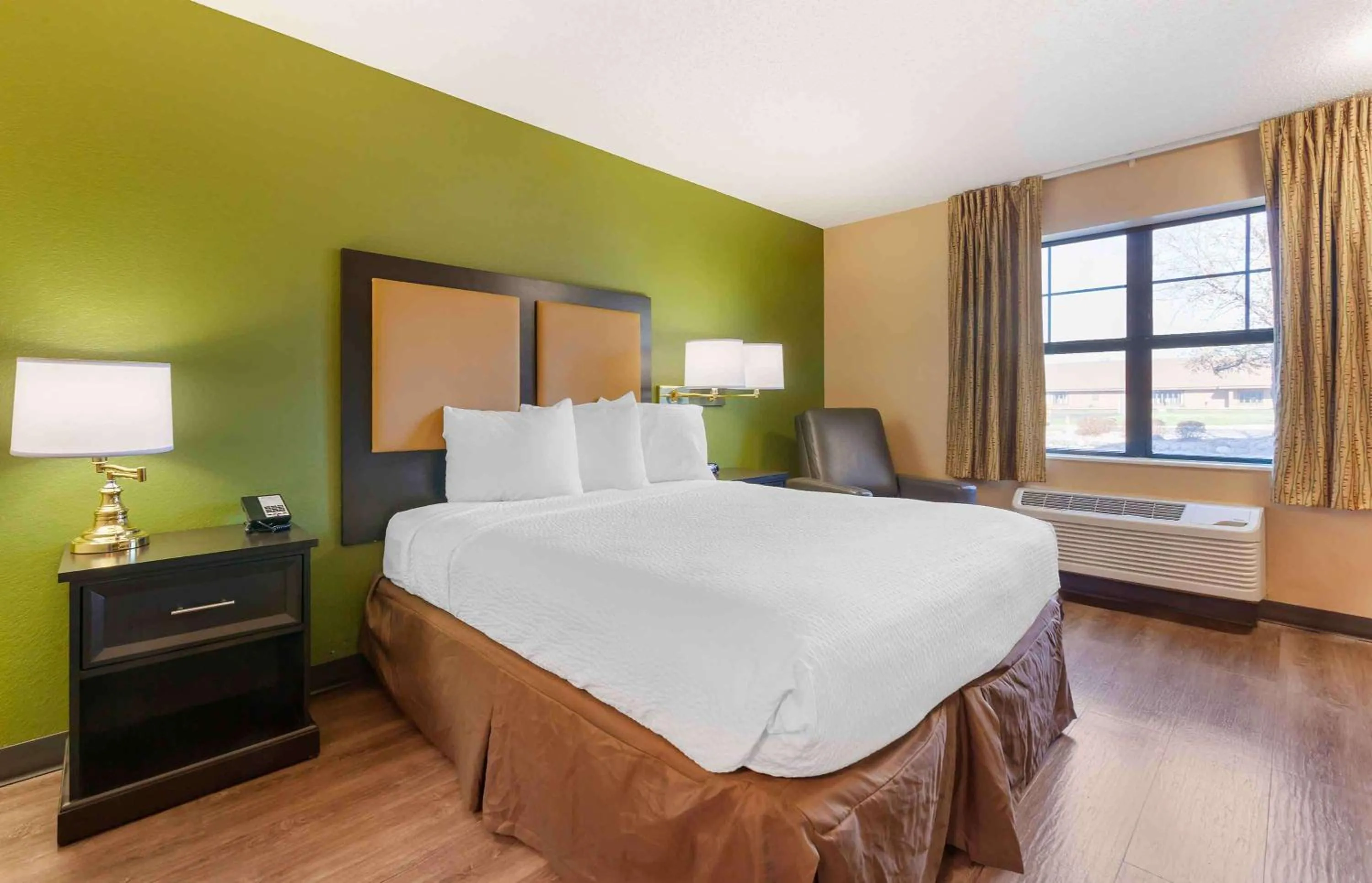 Bedroom, Bed in Extended Stay America Select Suites - Appleton - Fox Cities