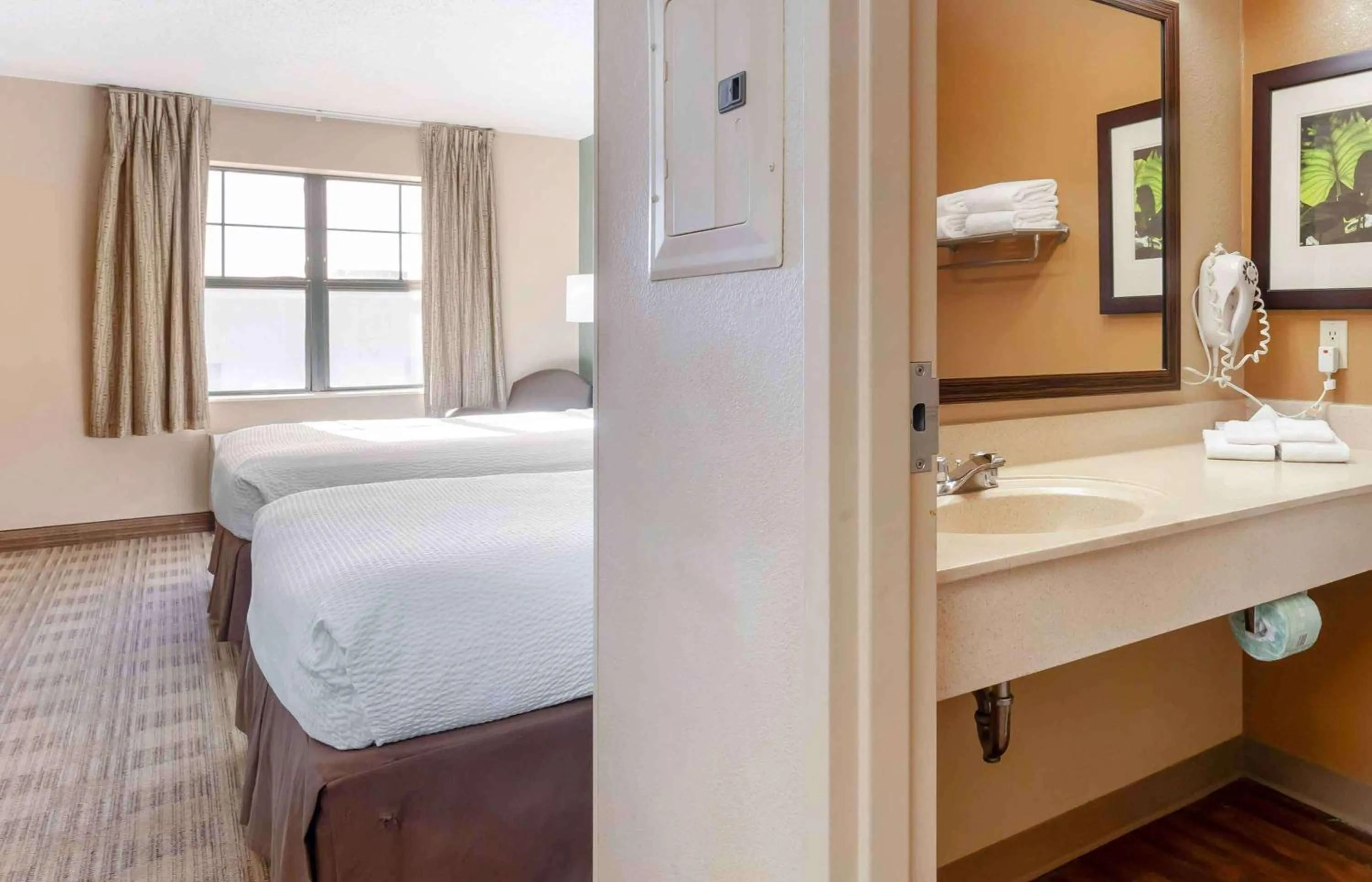 Bathroom, Bed in Extended Stay America Select Suites - Appleton - Fox Cities