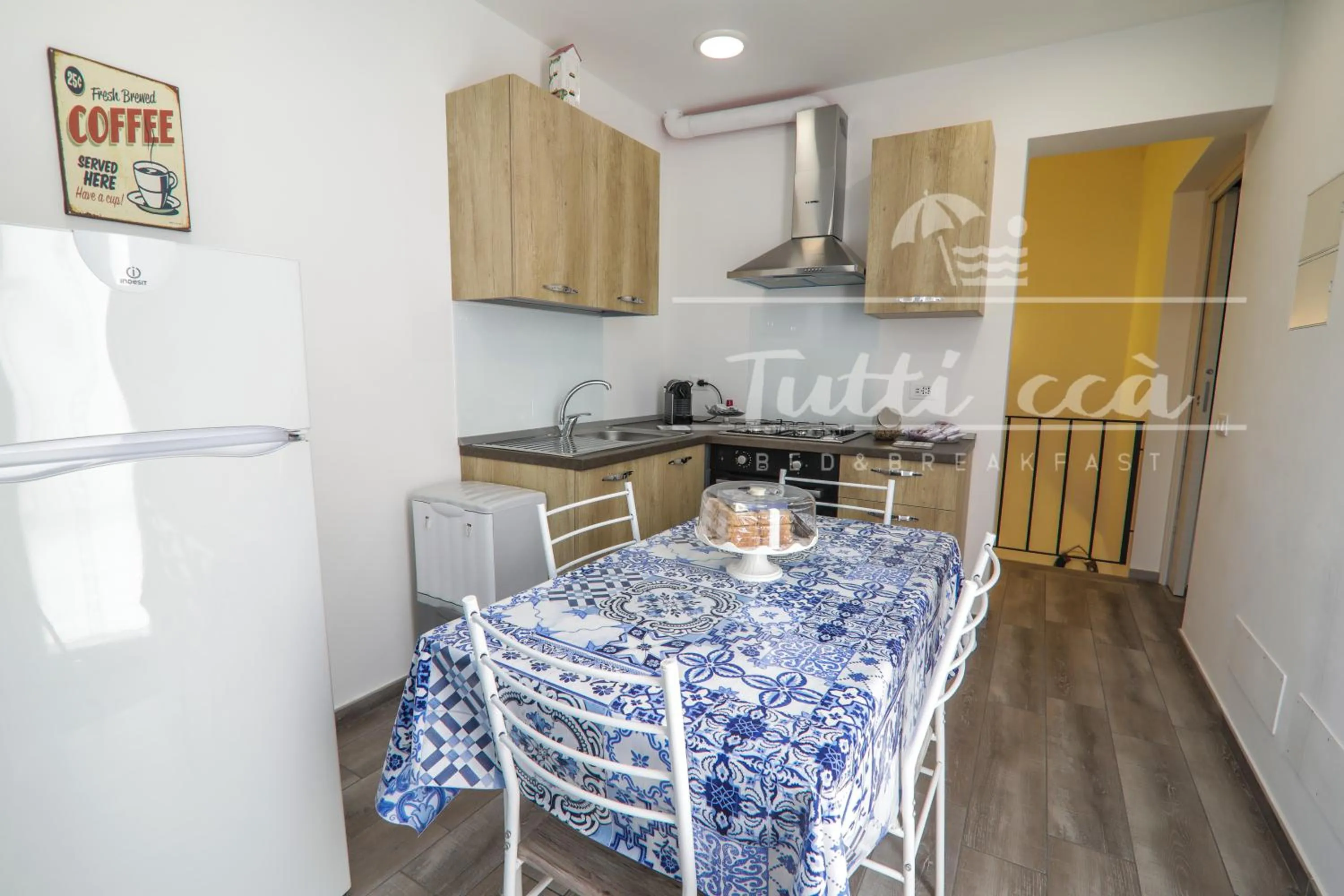 Communal kitchen in Tutti ccà Airport Rooms