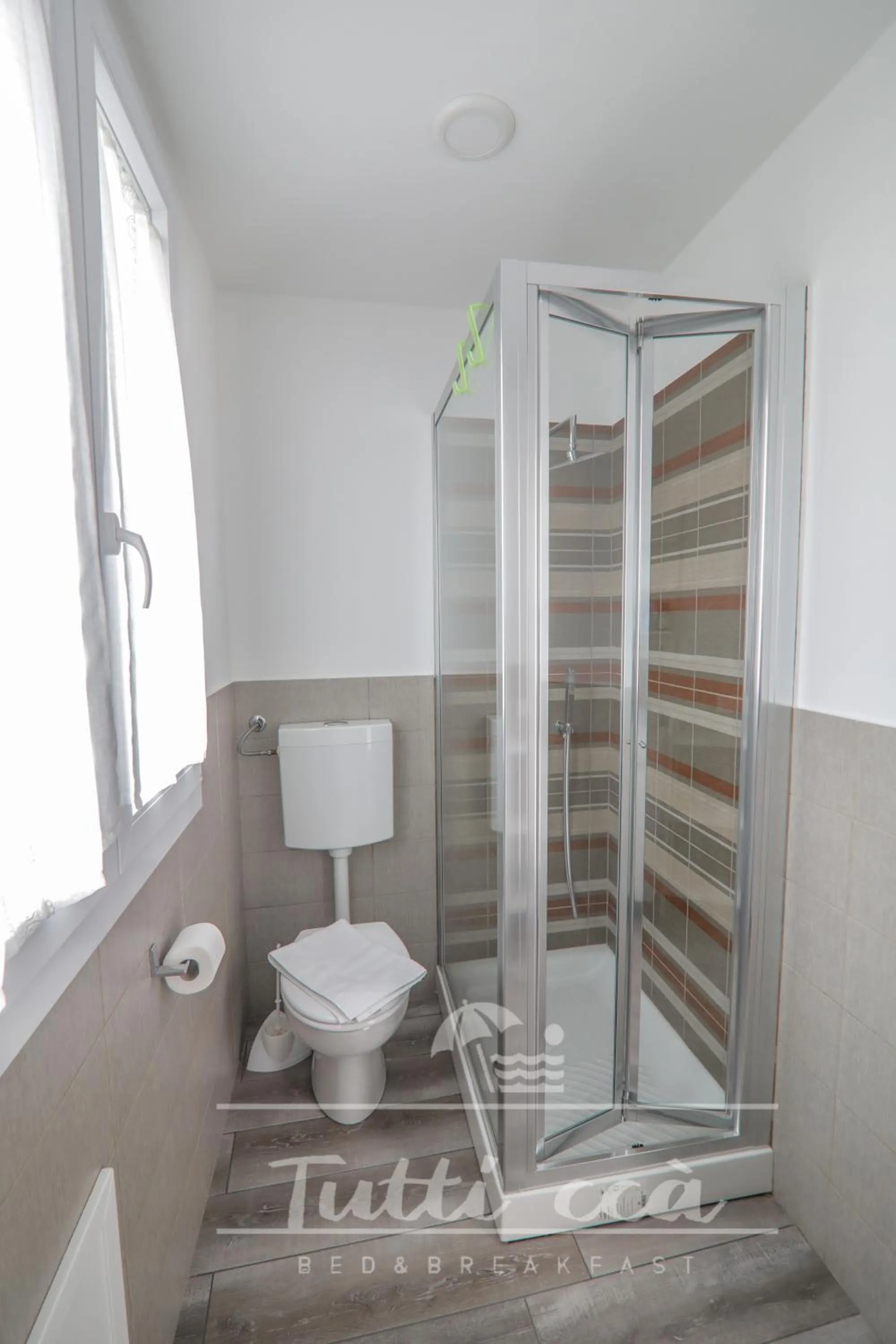 Bathroom in Tutti ccà Airport Rooms