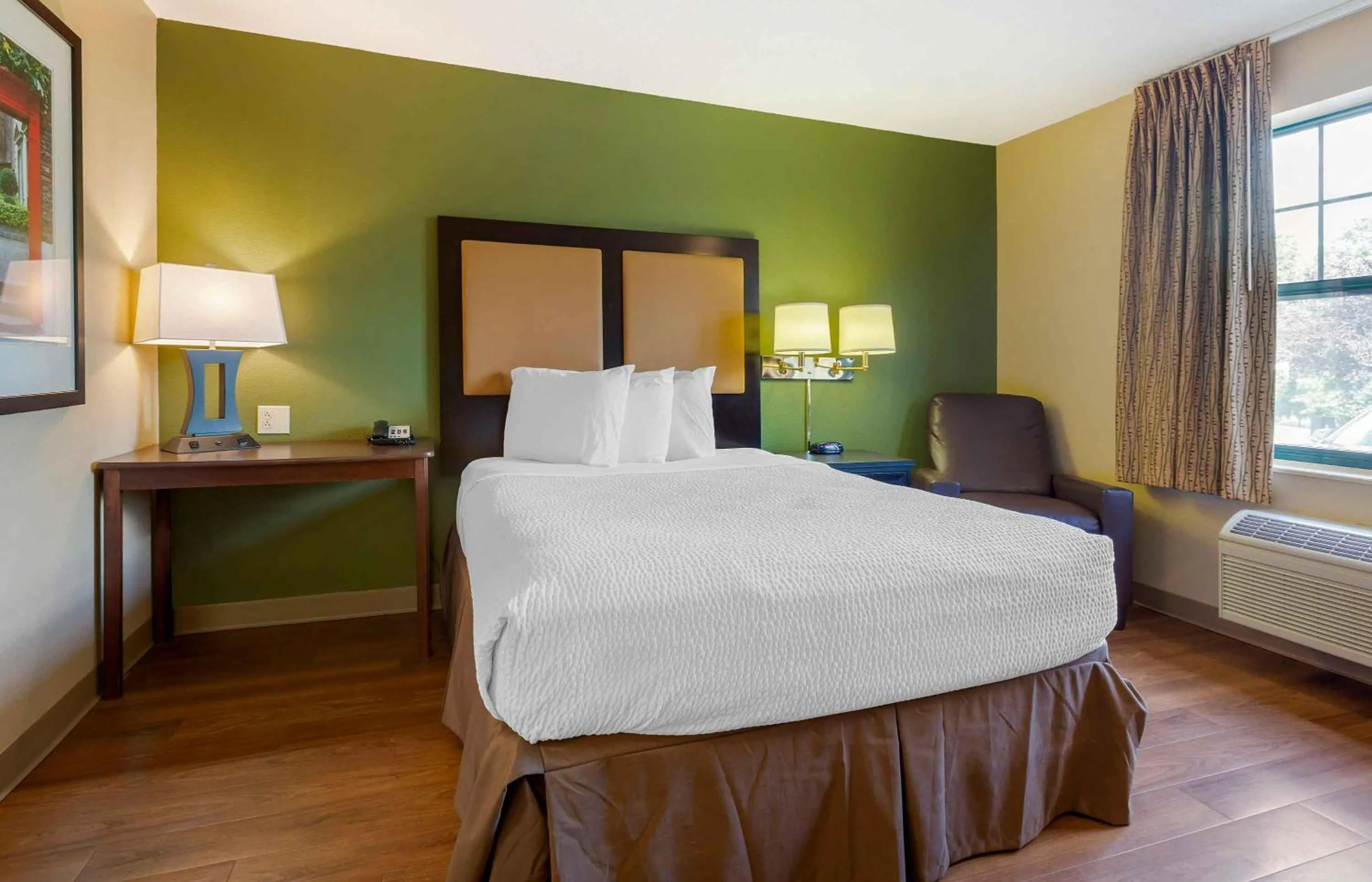 Bedroom, Bed in Extended Stay America Suites - Mt Olive - Budd Lake