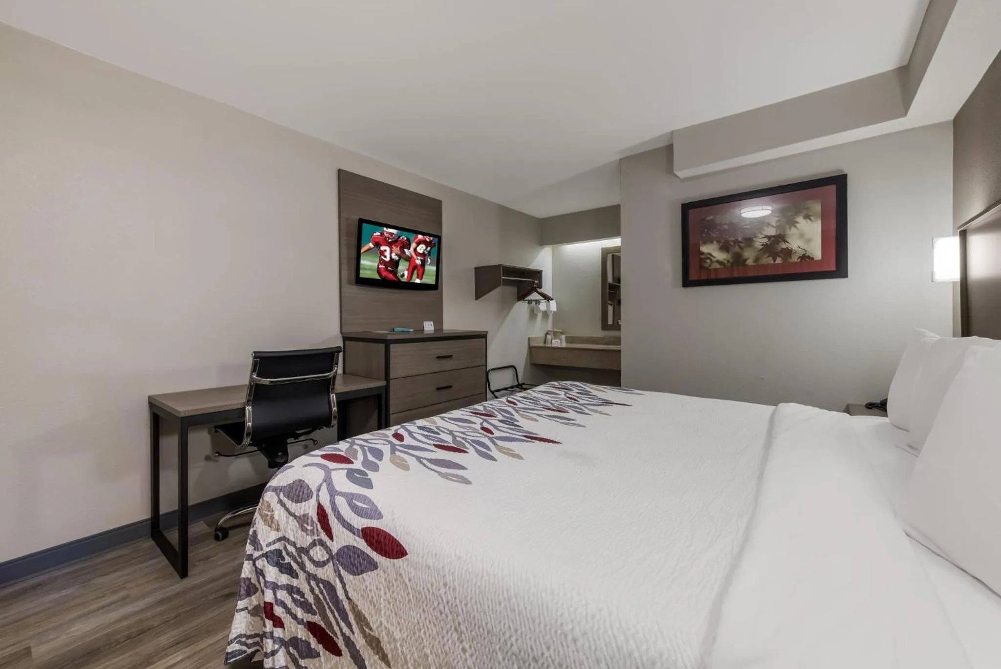 Photo of the whole room, Bed in Red Roof Inn Hickory