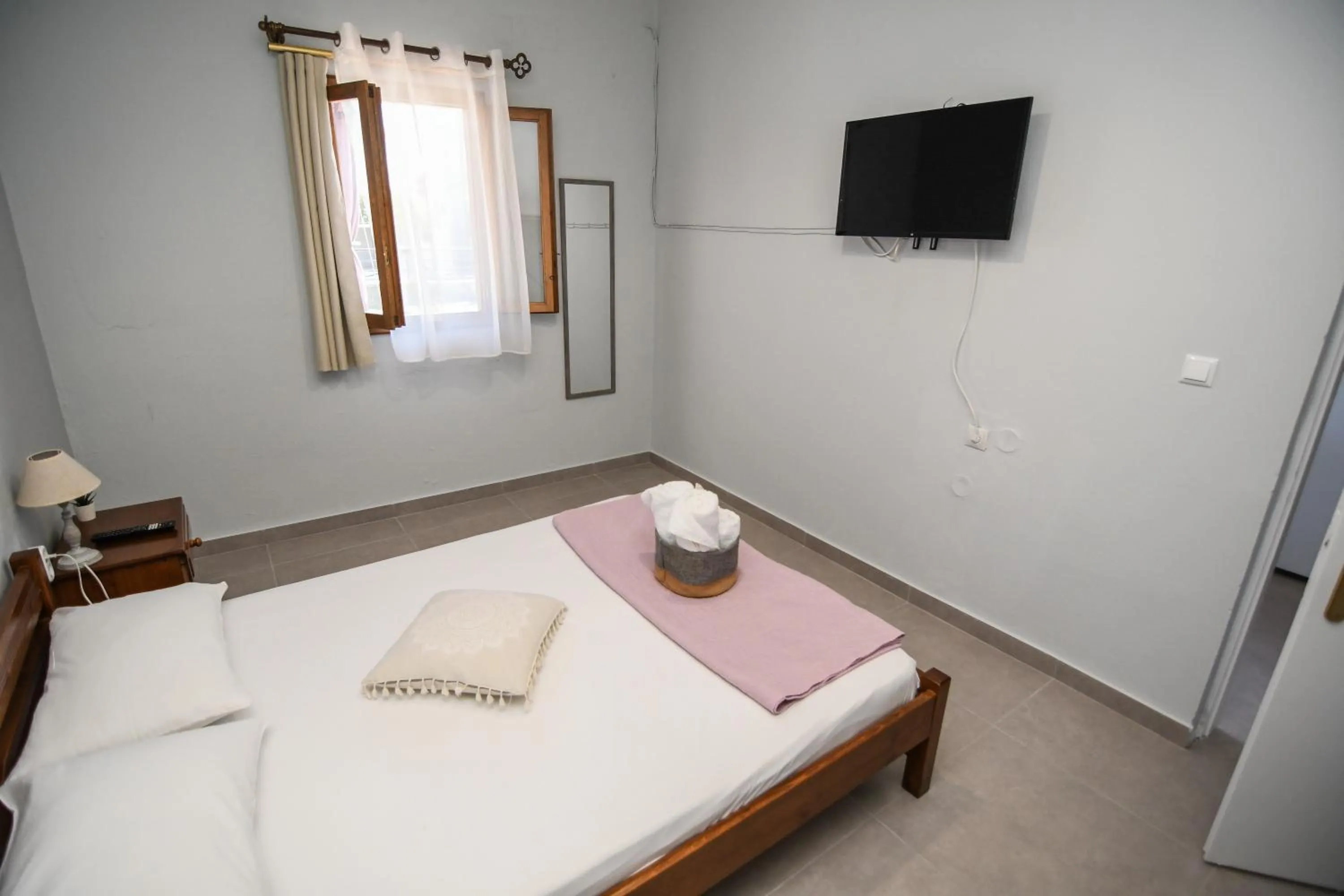 Bed in Rose Garden Apartments